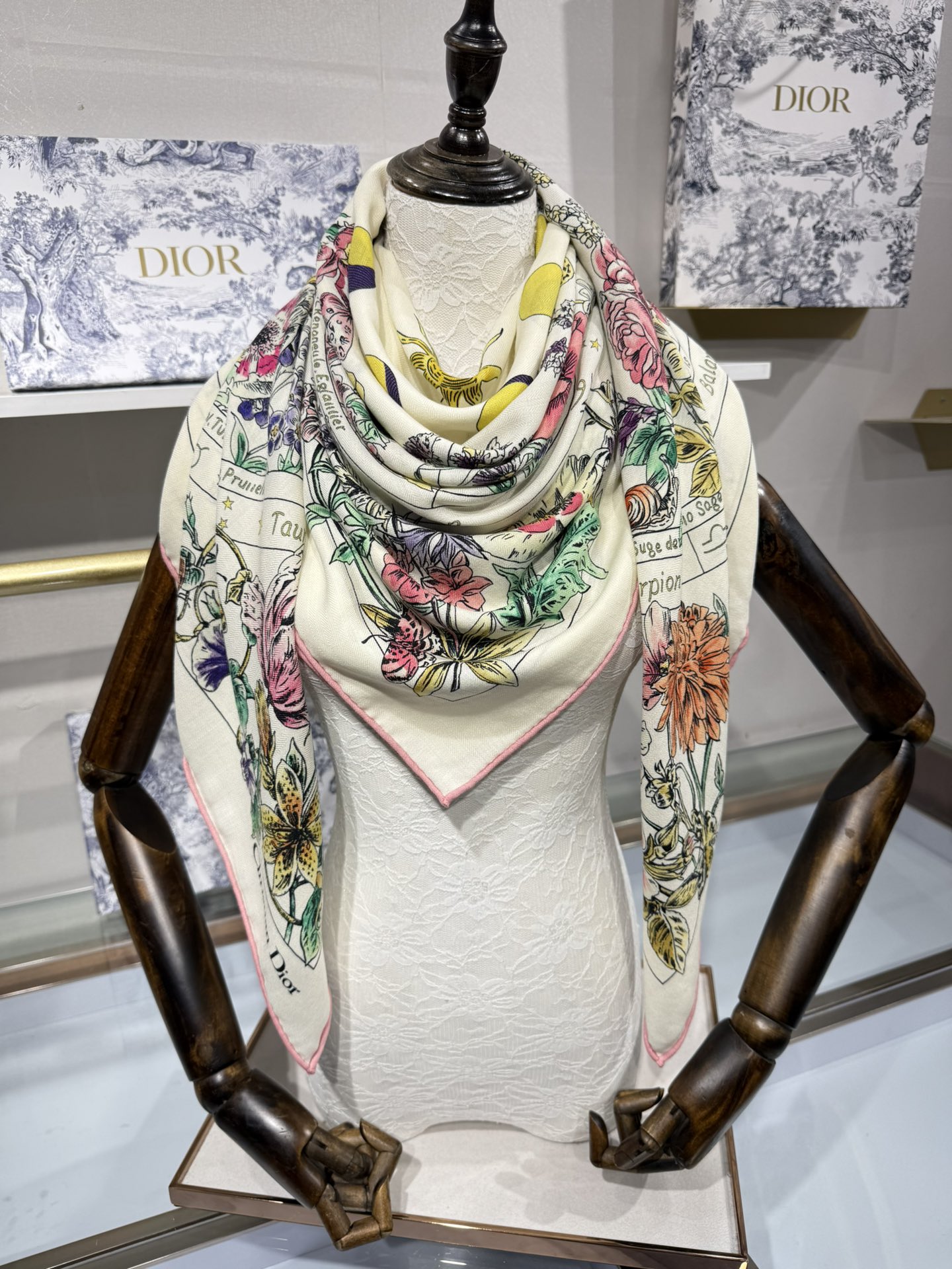 💟Dior 双面同色丝毛印花方巾140丝绒面料多色 Dior Astral Flowers这款方巾饰以 