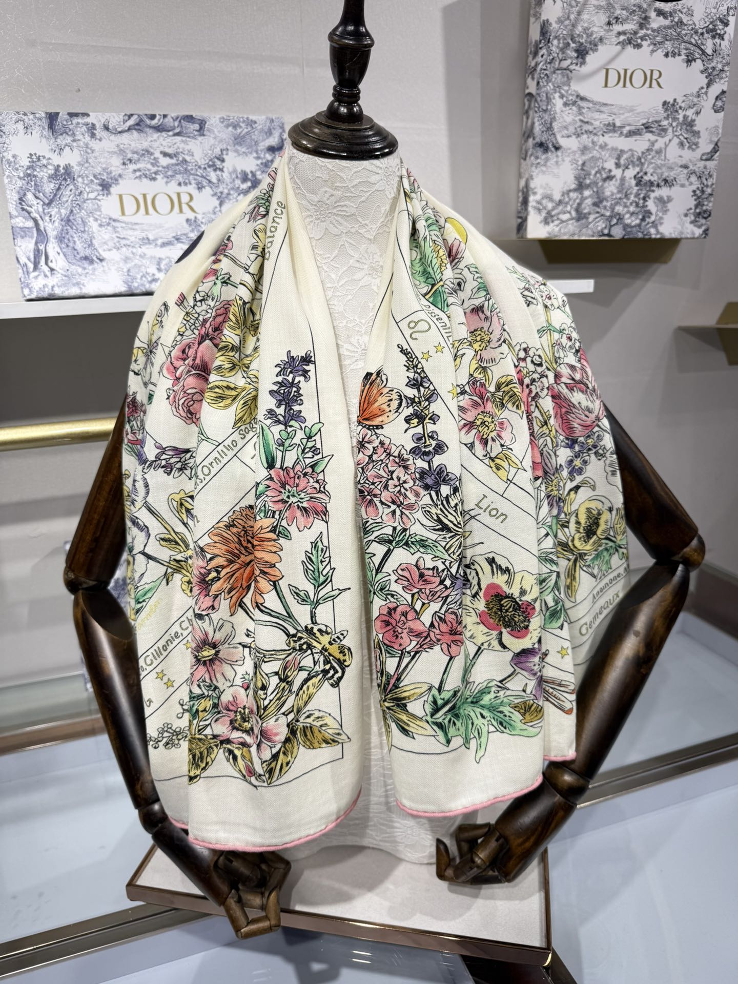 💟Dior 双面同色丝毛印花方巾140丝绒面料多色 Dior Astral Flowers这款方巾饰以 