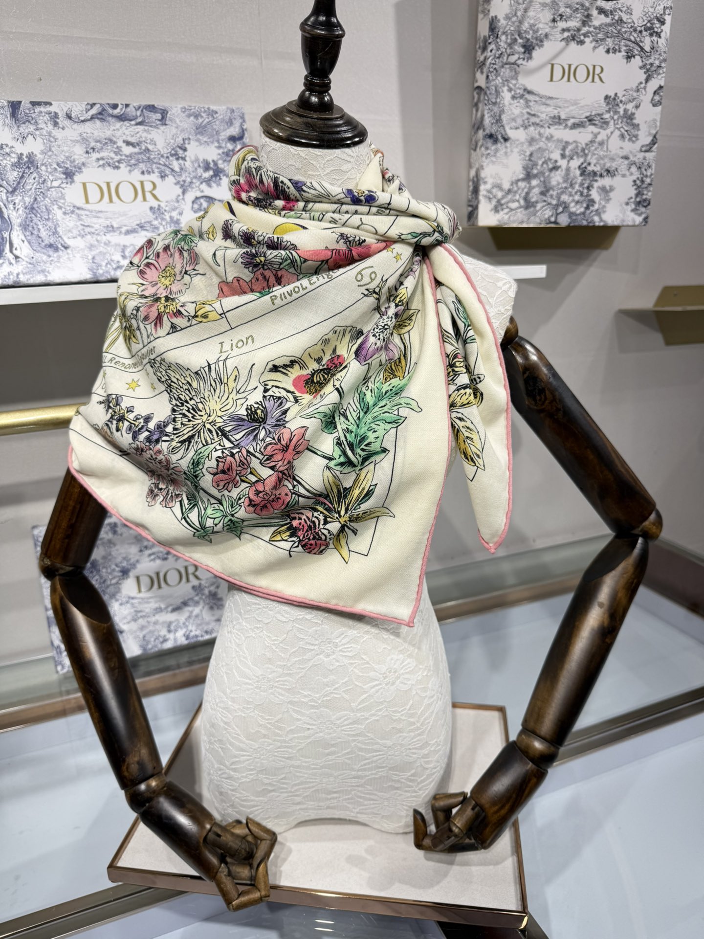 💟Dior 双面同色丝毛印花方巾140丝绒面料多色 Dior Astral Flowers这款方巾饰以 