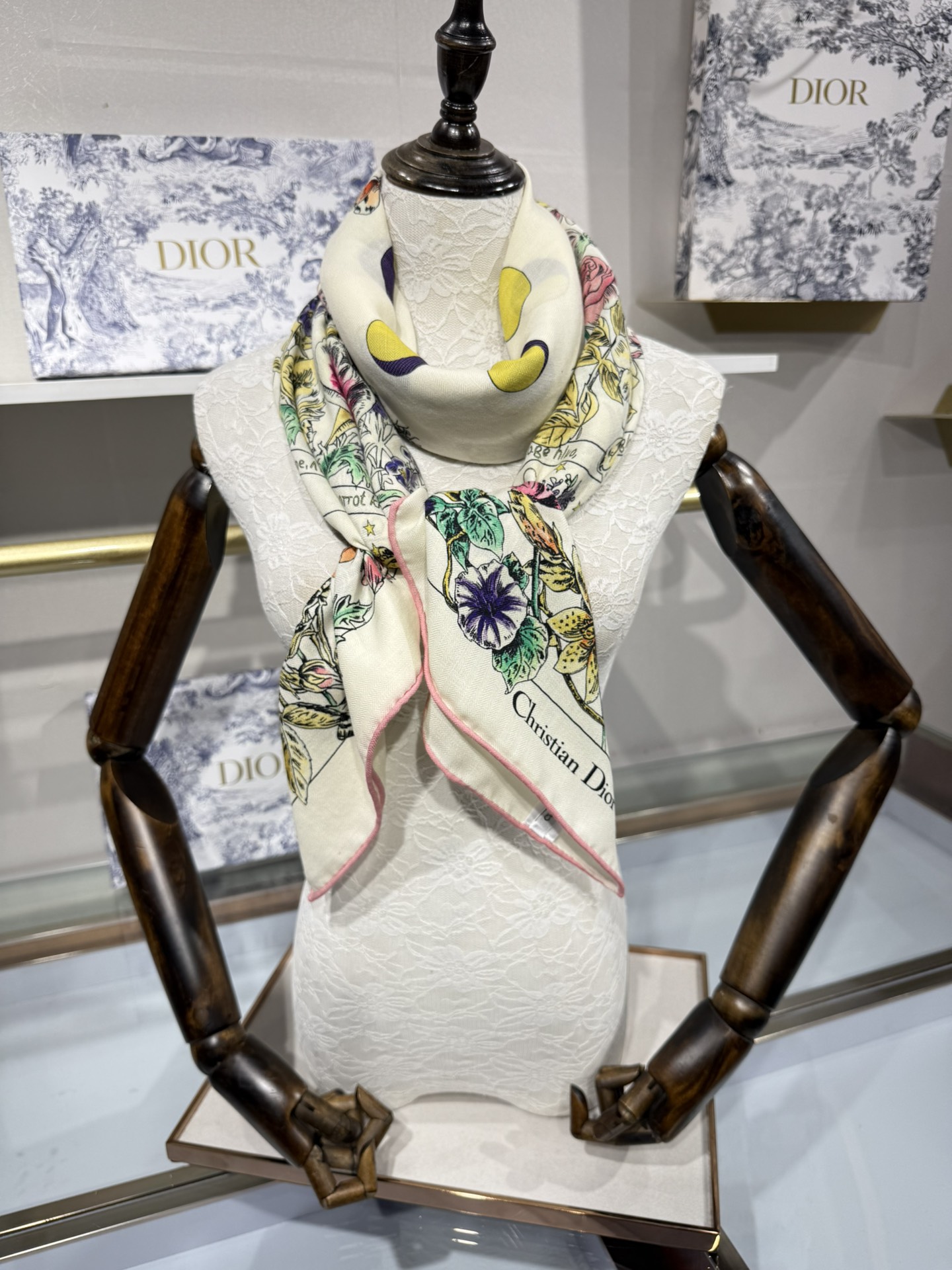 💟Dior 双面同色丝毛印花方巾140丝绒面料多色 Dior Astral Flowers这款方巾饰以 