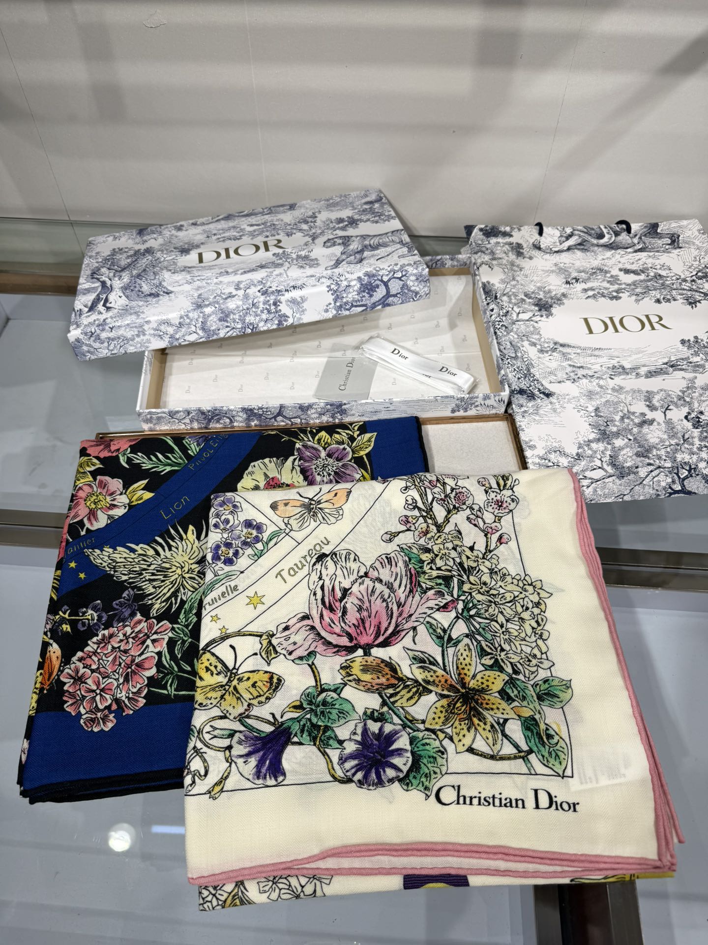 💟Dior 双面同色丝毛印花方巾140丝绒面料多色 Dior Astral Flowers这款方巾饰以 