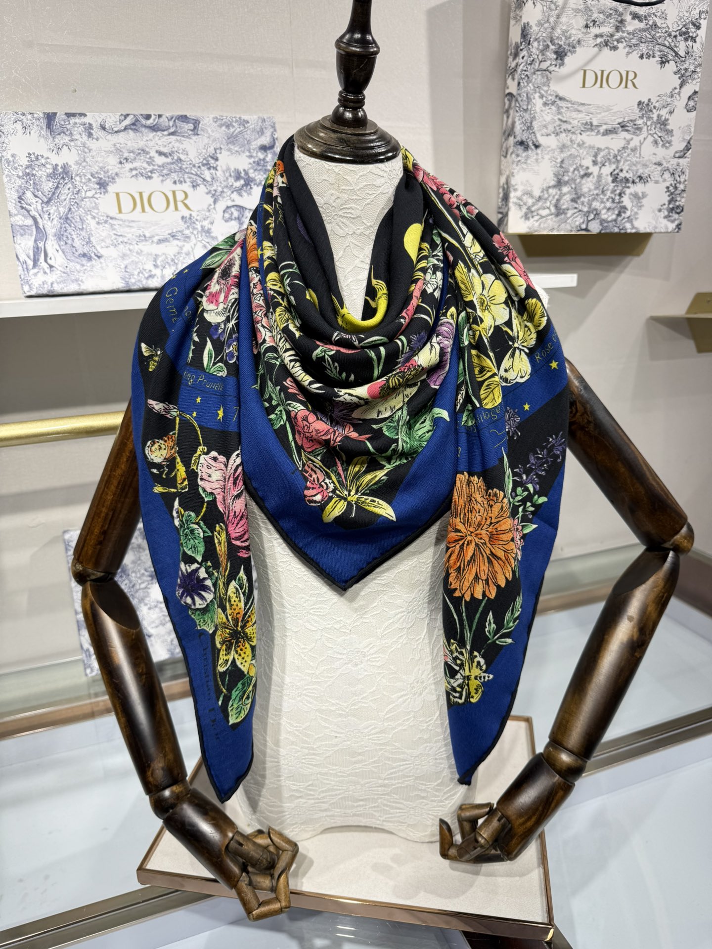 💟Dior 双面同色丝毛印花方巾140丝绒面料多色 Dior Astral Flowers这款方巾饰以 
