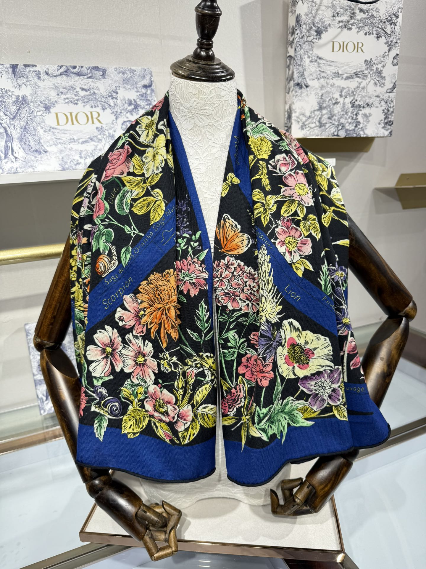 💟Dior 双面同色丝毛印花方巾140丝绒面料多色 Dior Astral Flowers这款方巾饰以 