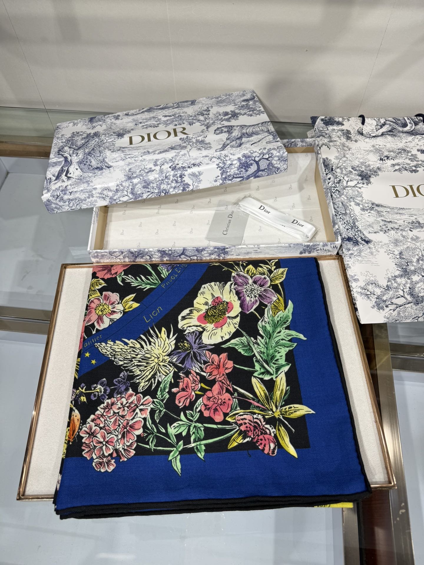 💟Dior 双面同色丝毛印花方巾140丝绒面料多色 Dior Astral Flowers这款方巾饰以 