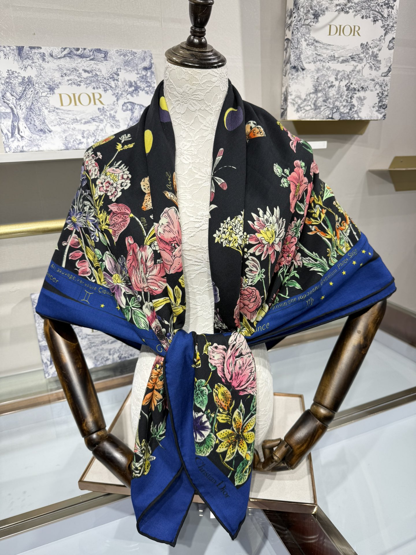 💟Dior 双面同色丝毛印花方巾140丝绒面料多色 Dior Astral Flowers这款方巾饰以 