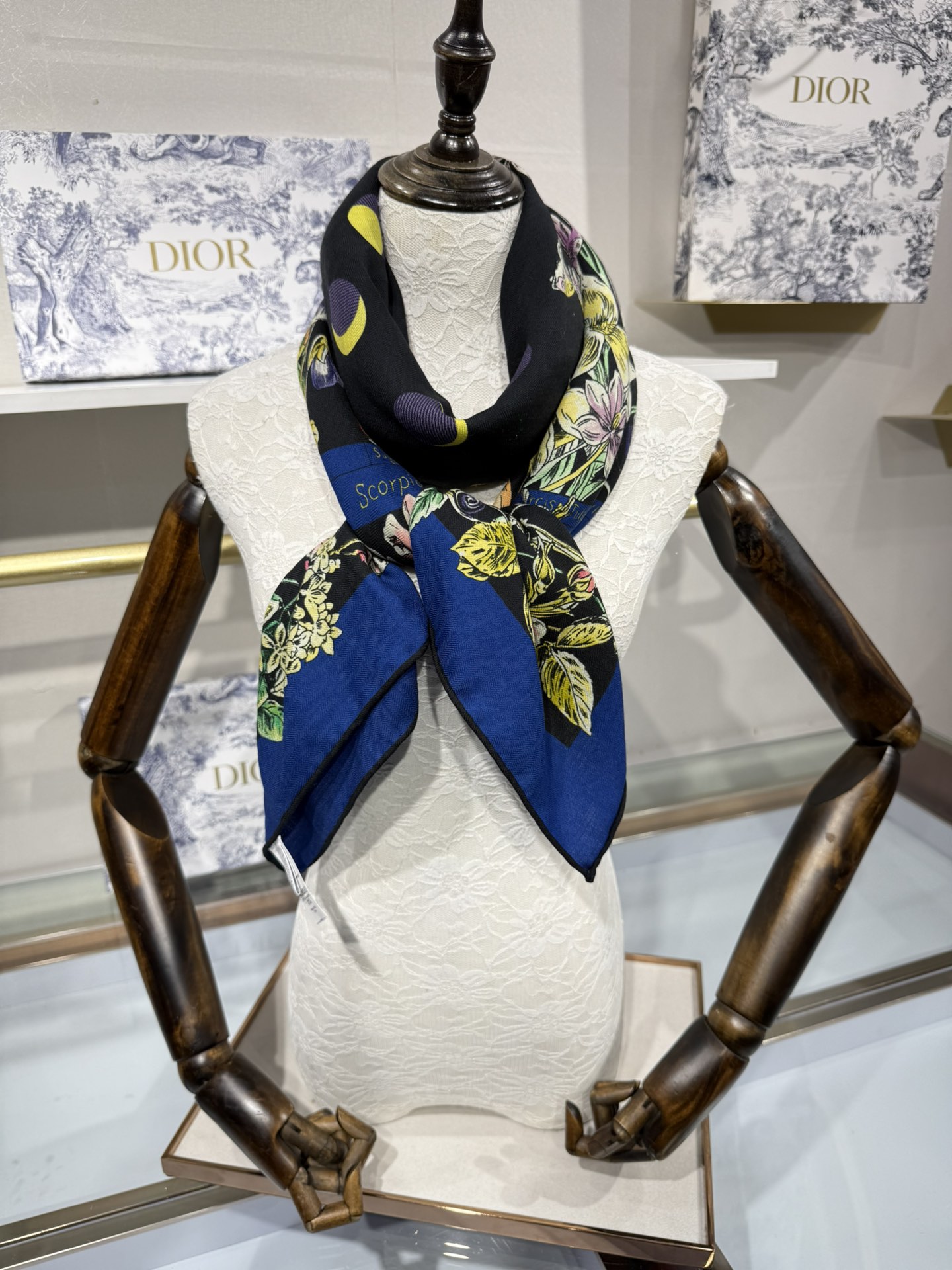 💟Dior 双面同色丝毛印花方巾140丝绒面料多色 Dior Astral Flowers这款方巾饰以 