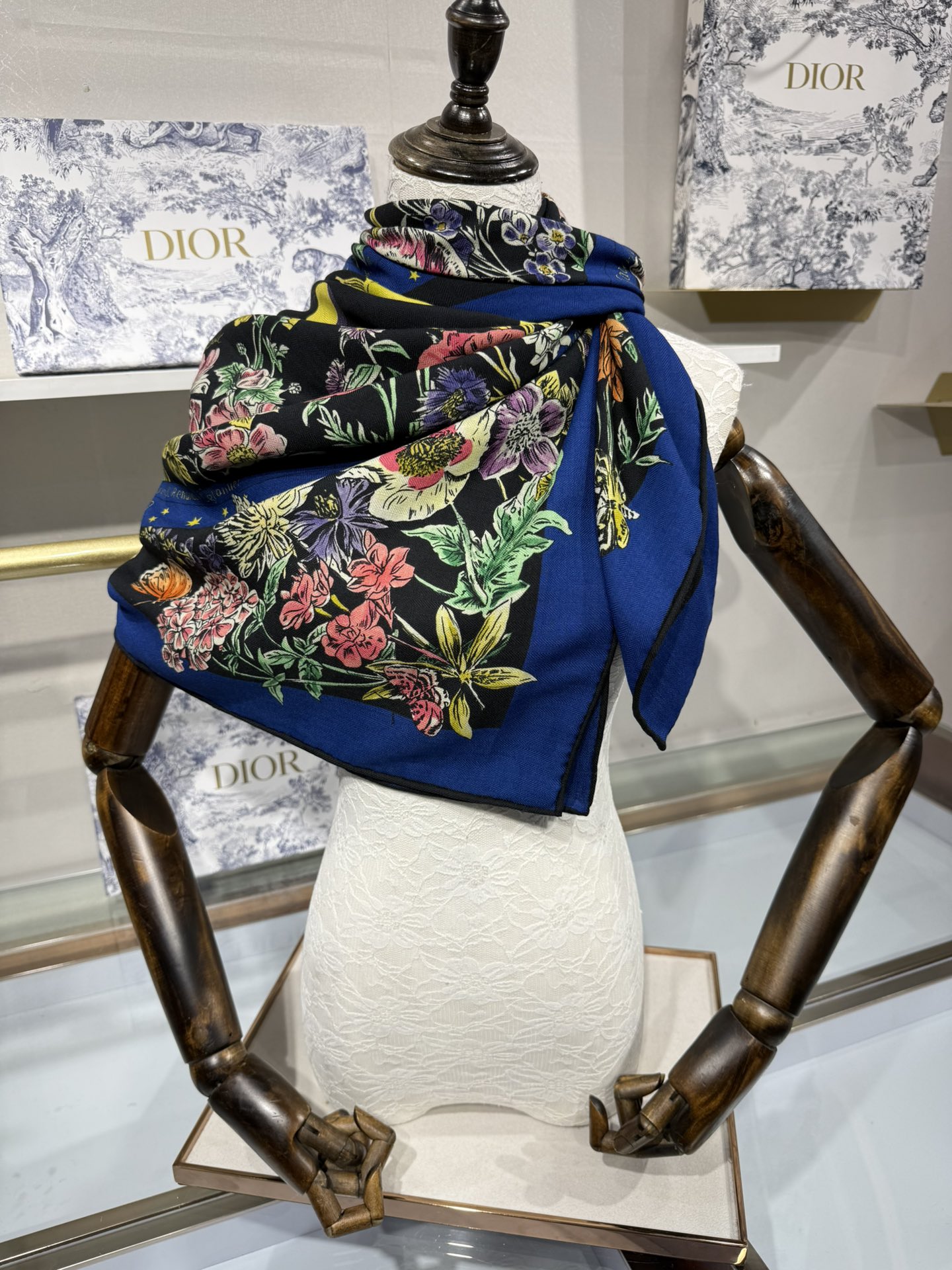 💟Dior 双面同色丝毛印花方巾140丝绒面料多色 Dior Astral Flowers这款方巾饰以 