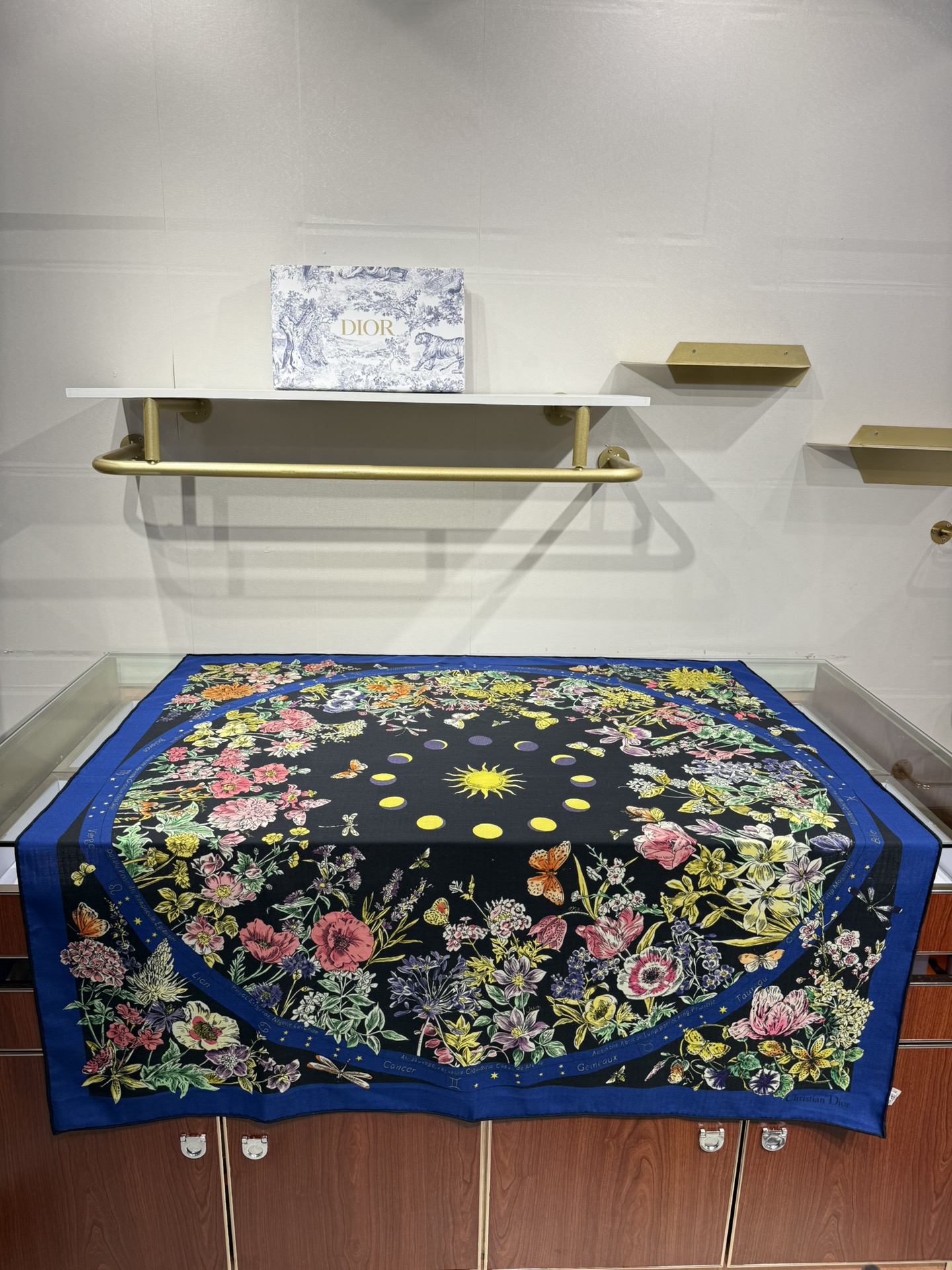 💟Dior 双面同色丝毛印花方巾140丝绒面料多色 Dior Astral Flowers这款方巾饰以 