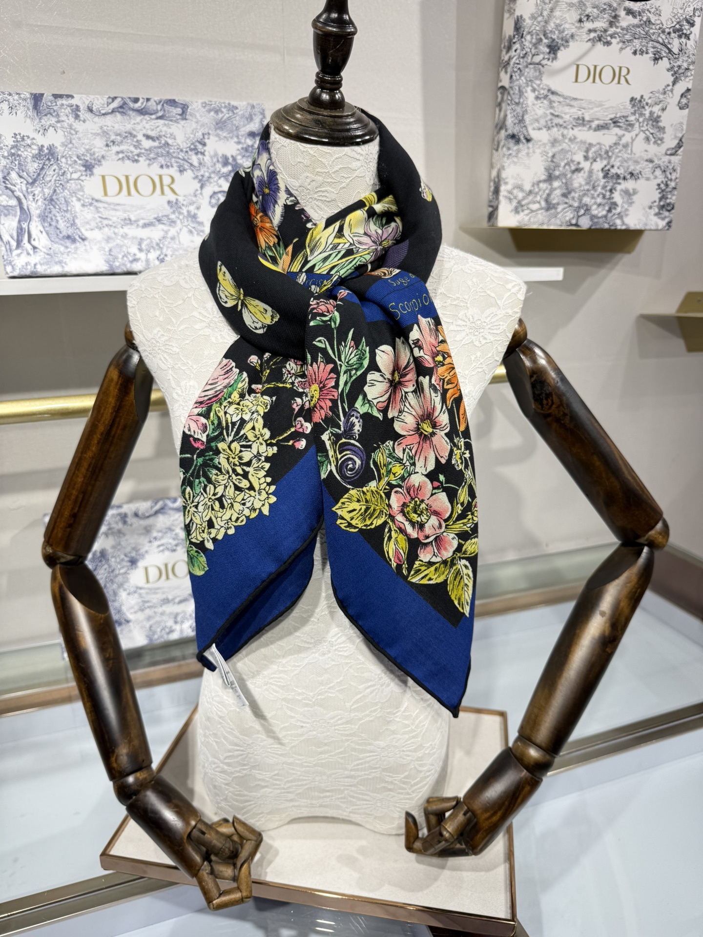 💟Dior 双面同色丝毛印花方巾140丝绒面料多色 Dior Astral Flowers这款方巾饰以 