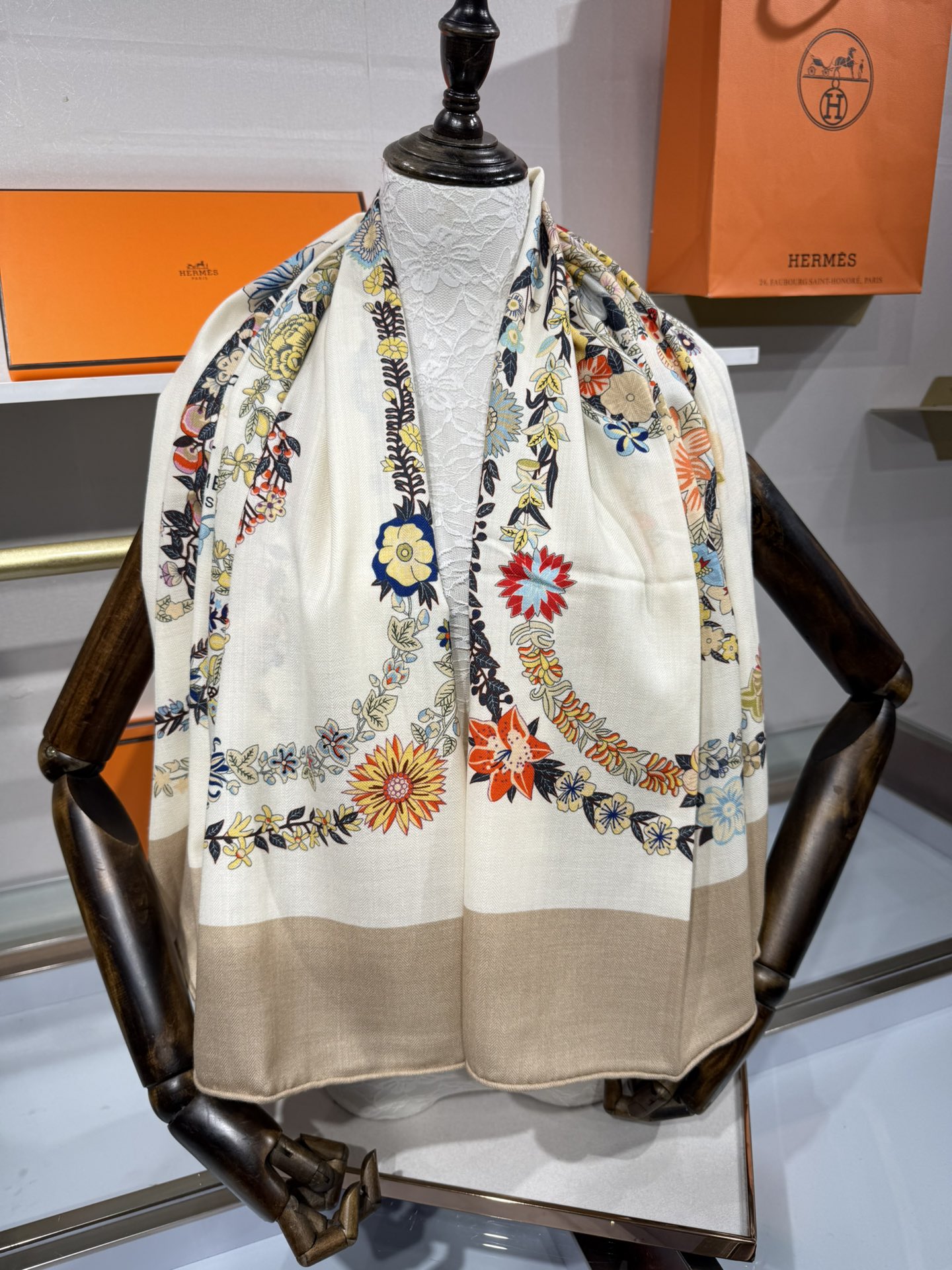 💟2025年秋冬上新💞【双面同色丝毛方巾】手工卷边山羊绒和真丝混纺披肩（70%山羊绒，30%桑蚕丝）这款