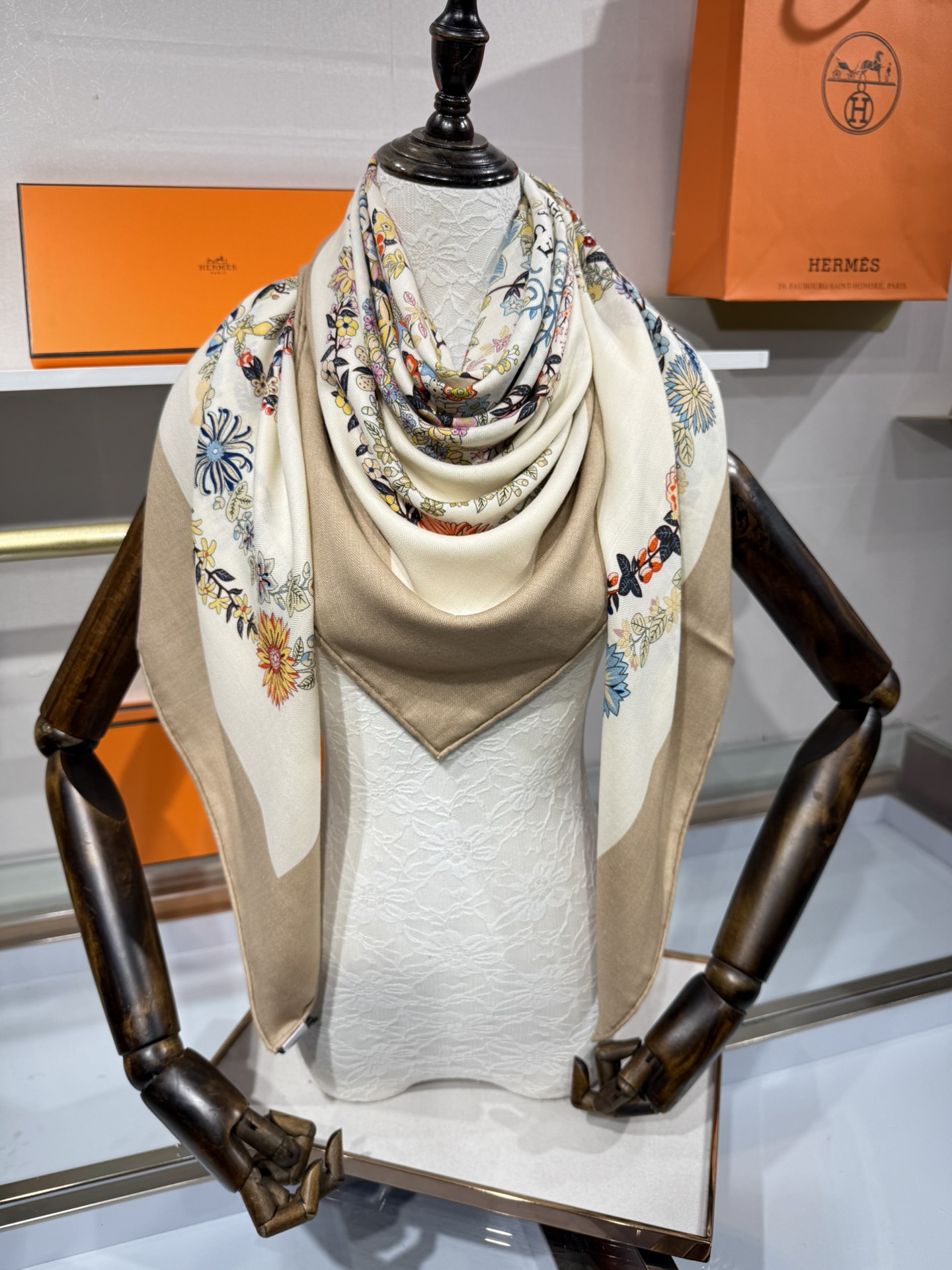 💟2025年秋冬上新💞【双面同色丝毛方巾】手工卷边山羊绒和真丝混纺披肩（70%山羊绒，30%桑蚕丝）这款