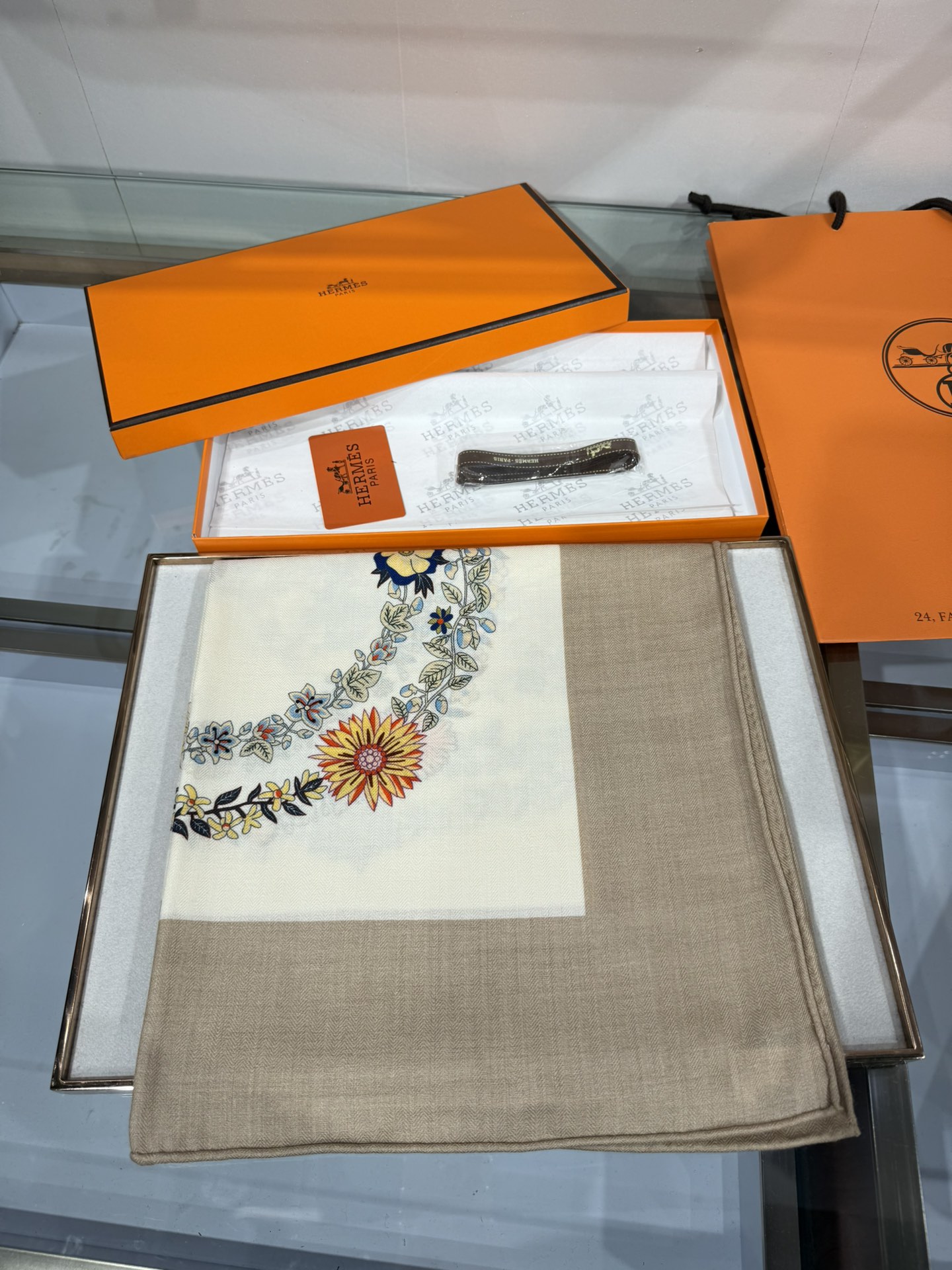 💟2025年秋冬上新💞【双面同色丝毛方巾】手工卷边山羊绒和真丝混纺披肩（70%山羊绒，30%桑蚕丝）这款