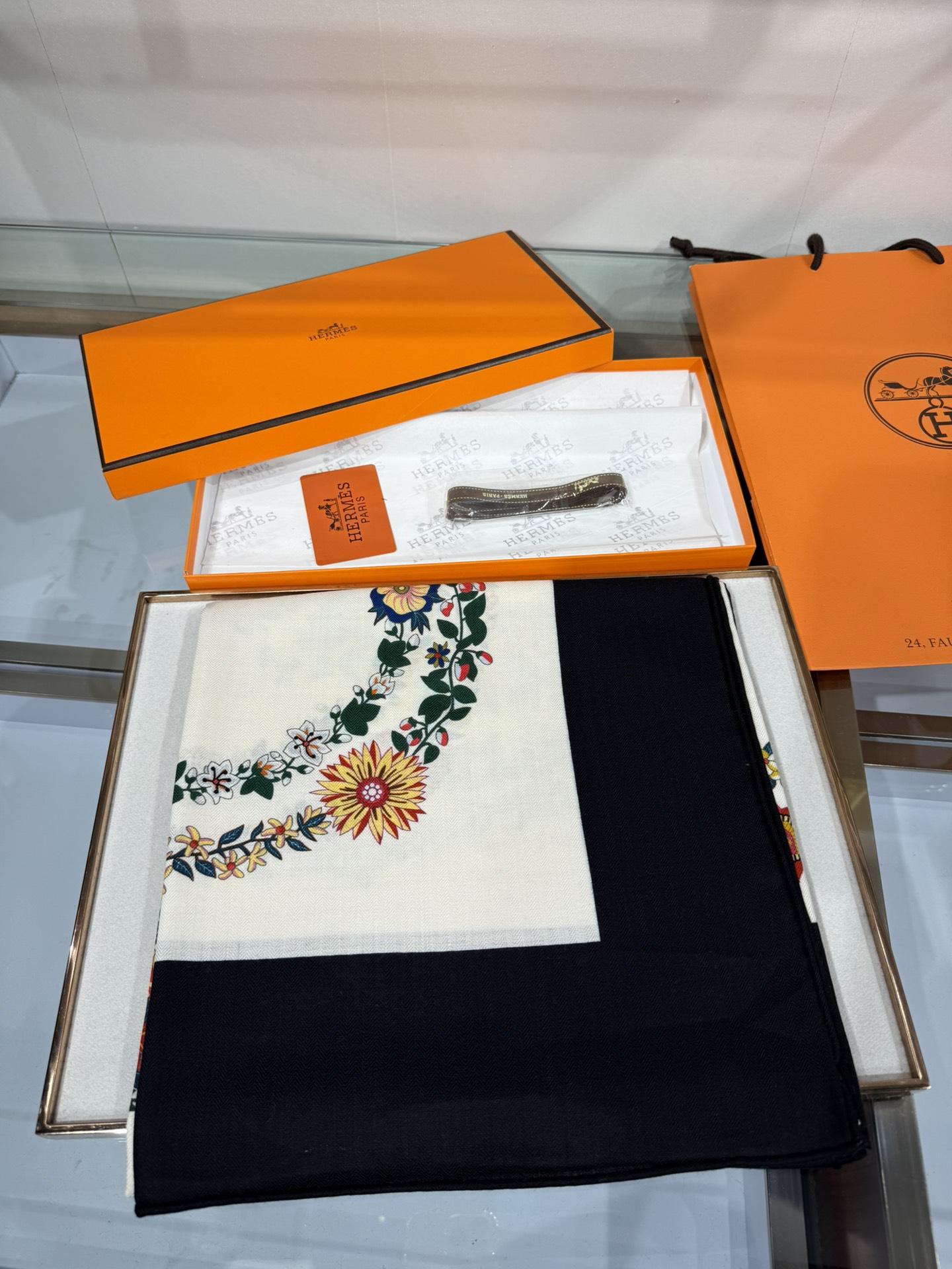 💟2025年秋冬上新💞【双面同色丝毛方巾】手工卷边山羊绒和真丝混纺披肩（70%山羊绒，30%桑蚕丝）这款