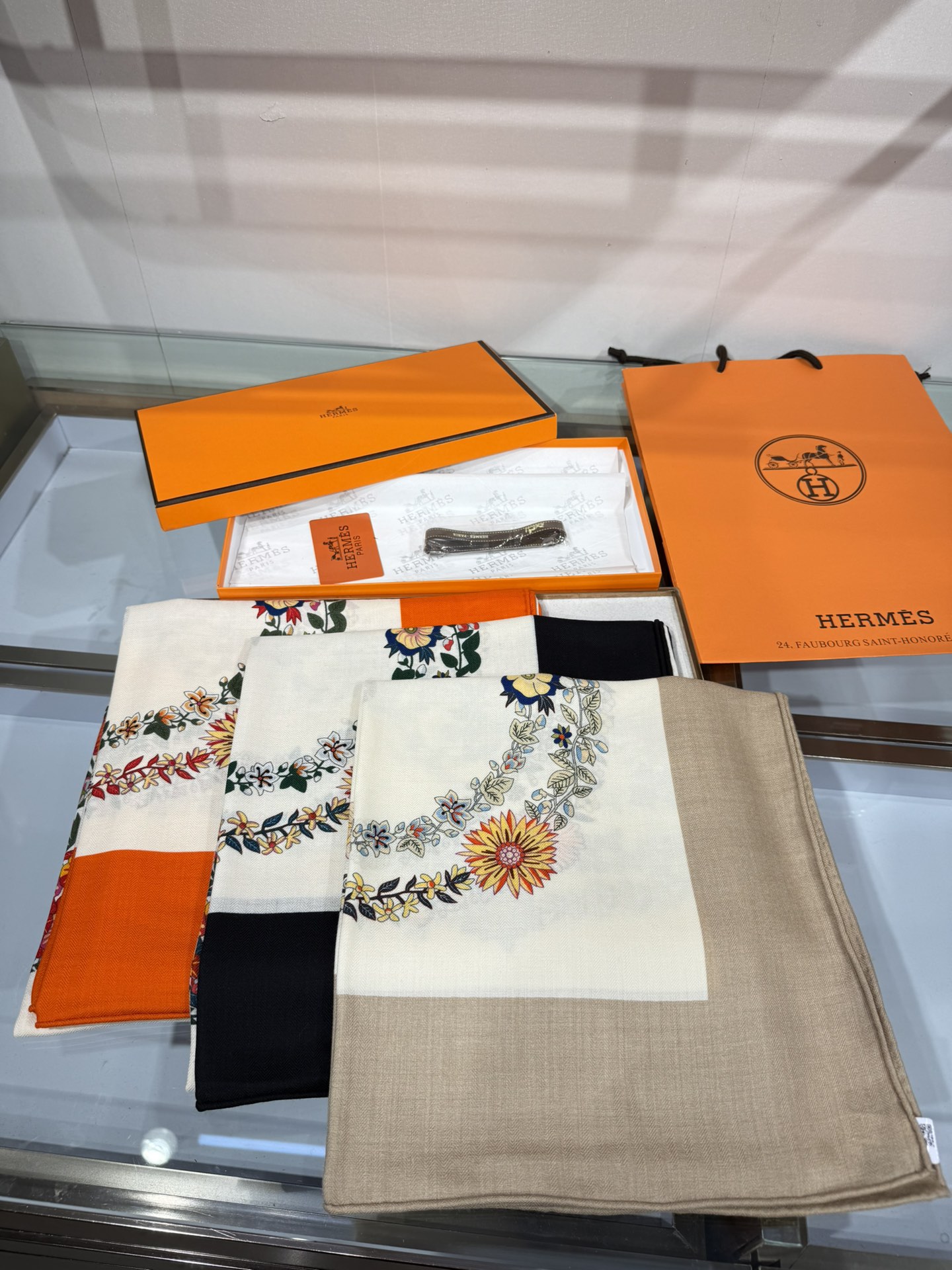 💟2025年秋冬上新💞【双面同色丝毛方巾】手工卷边山羊绒和真丝混纺披肩（70%山羊绒，30%桑蚕丝）这款