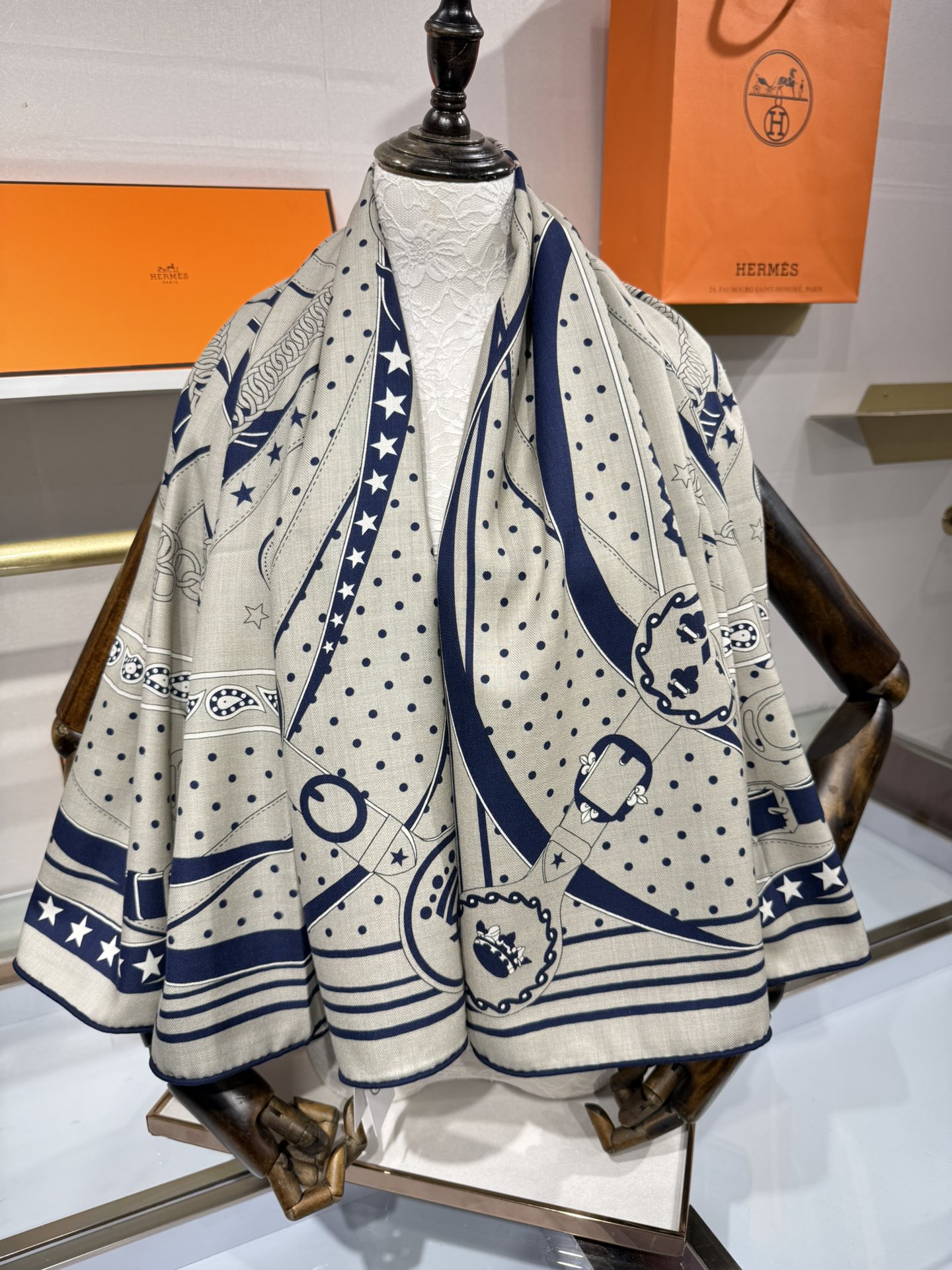 💟上新💞丝绒大披肩双面同色《清晨漫步》140*140尺寸，70%羊绒➕30%真丝
这条爱马仕羊绒丝巾是春