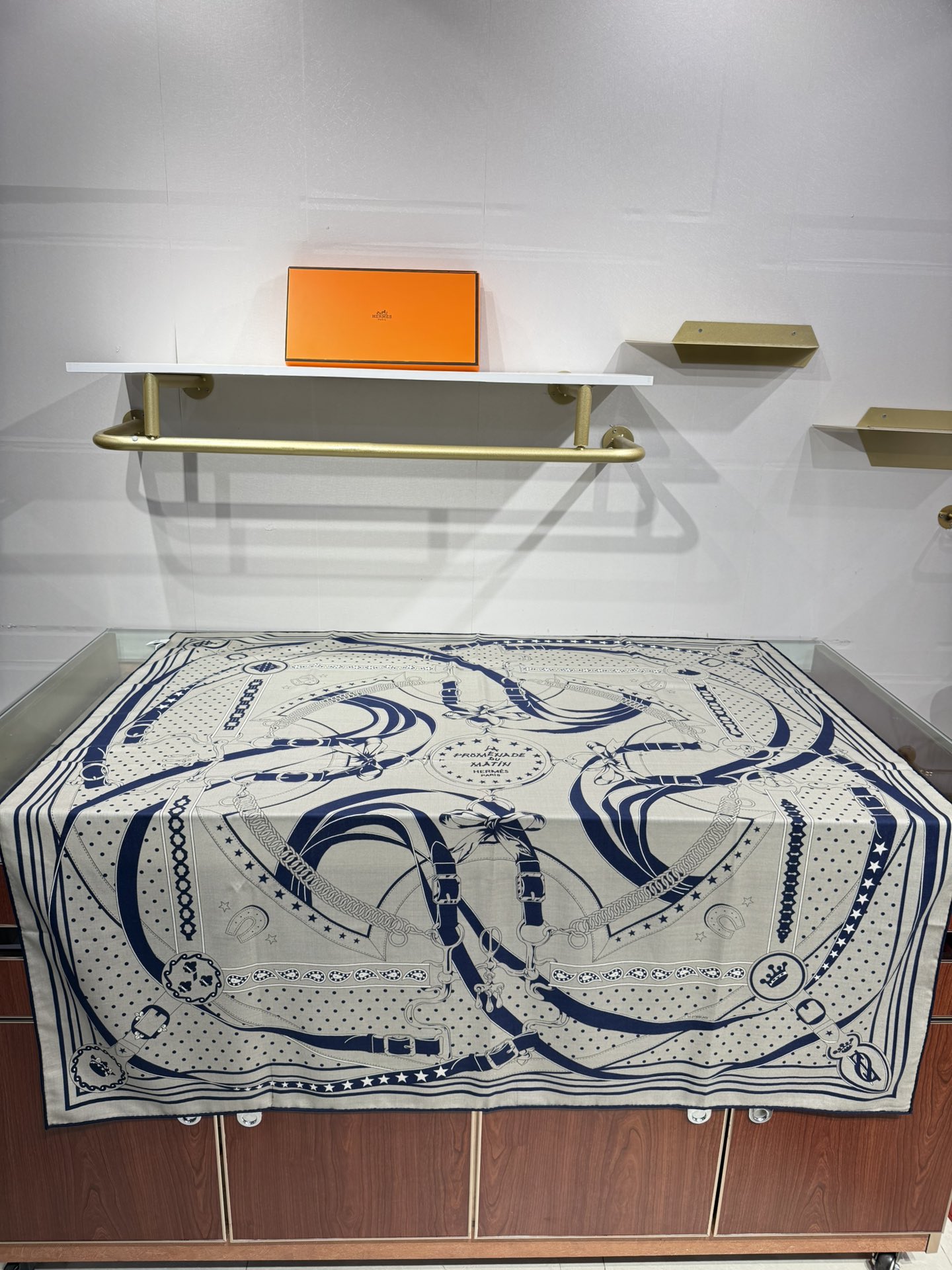 💟上新💞丝绒大披肩双面同色《清晨漫步》140*140尺寸，70%羊绒➕30%真丝
这条爱马仕羊绒丝巾是春