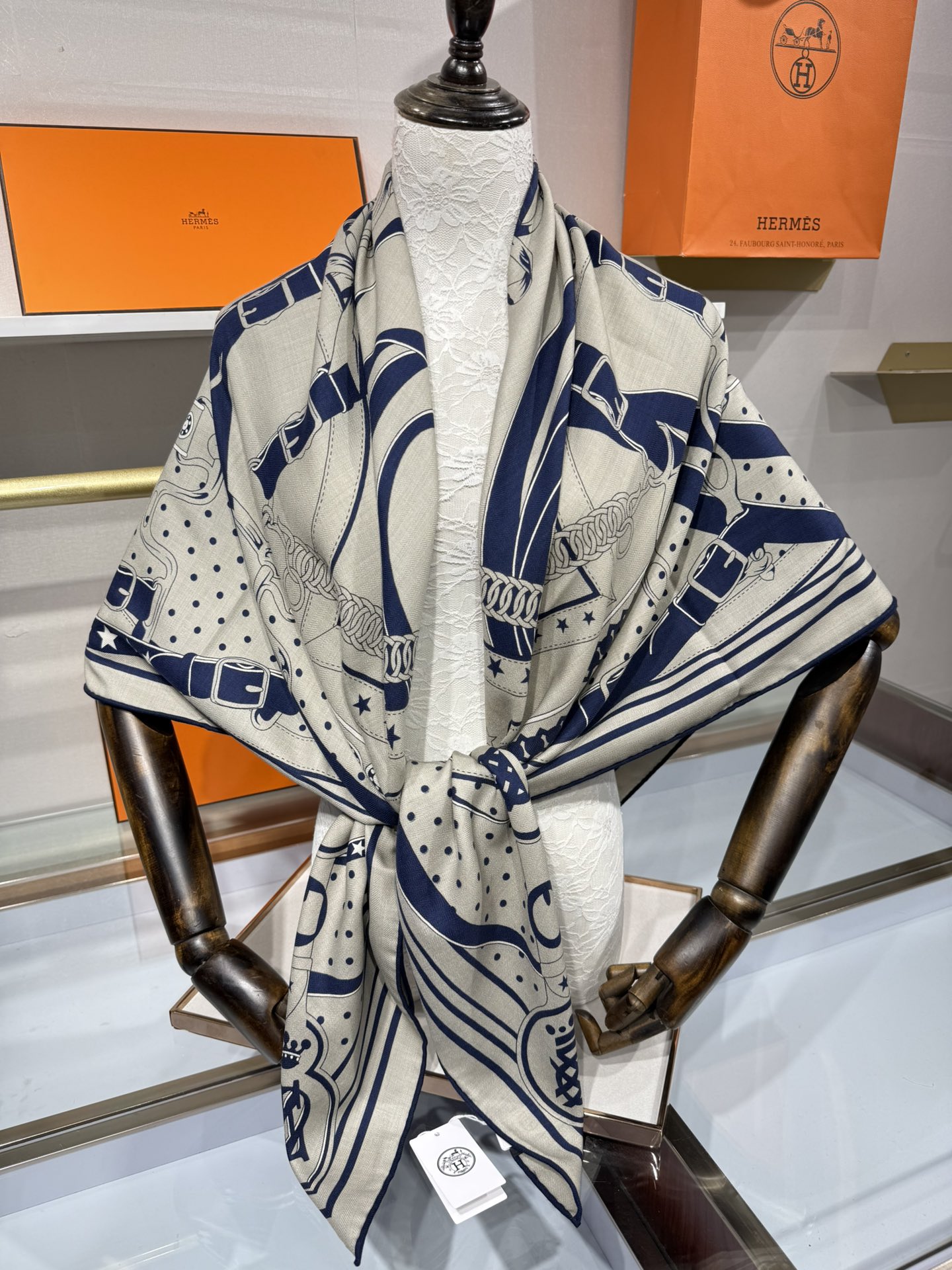 💟上新💞丝绒大披肩双面同色《清晨漫步》140*140尺寸，70%羊绒➕30%真丝
这条爱马仕羊绒丝巾是春