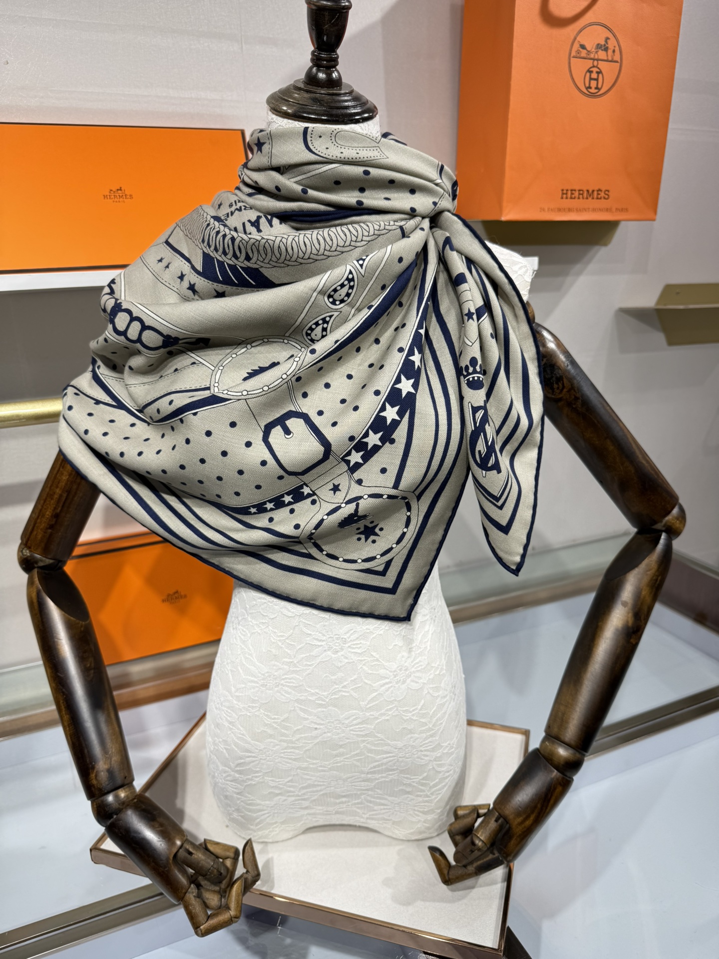 💟上新💞丝绒大披肩双面同色《清晨漫步》140*140尺寸，70%羊绒➕30%真丝
这条爱马仕羊绒丝巾是春