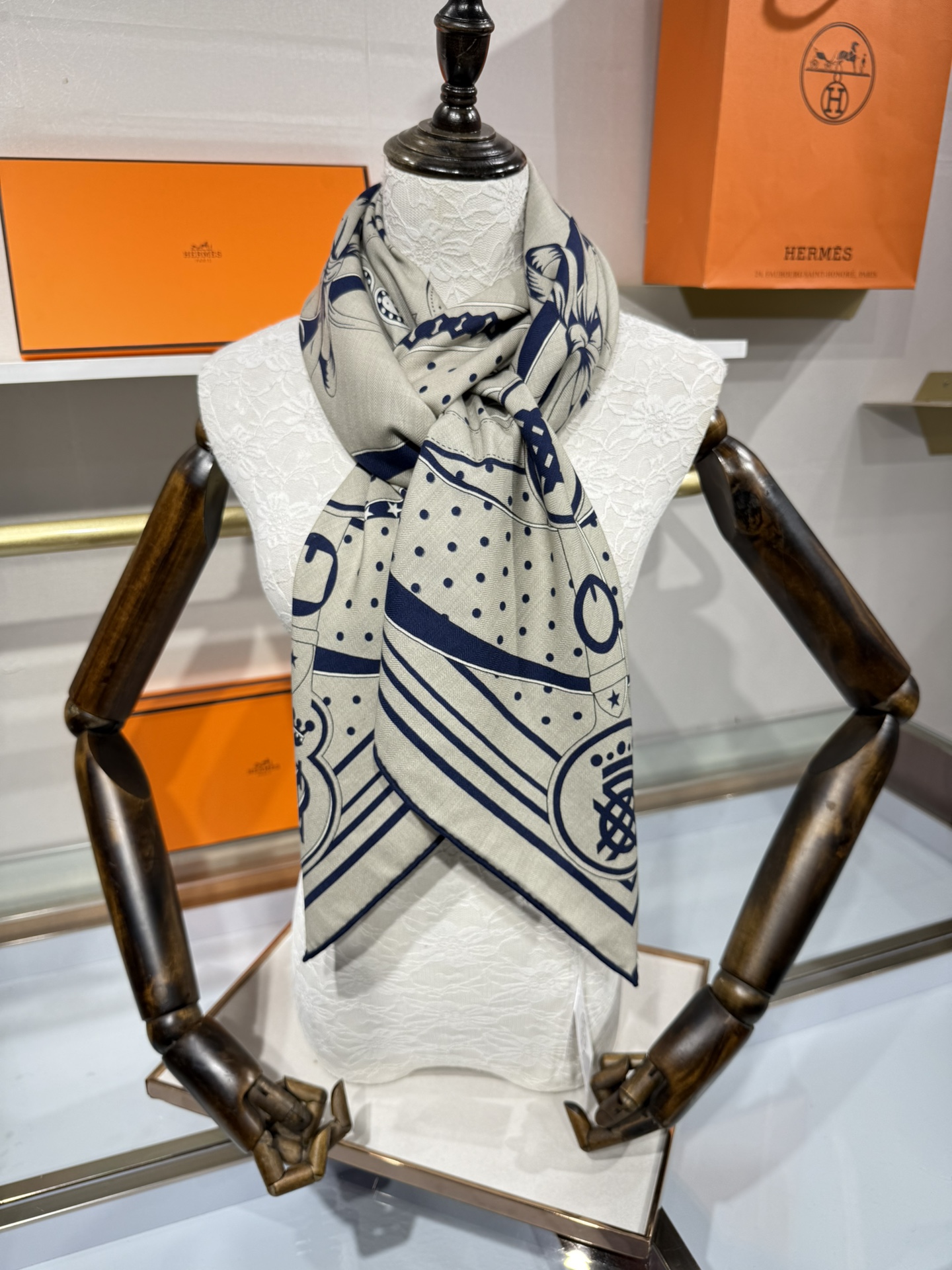 💟上新💞丝绒大披肩双面同色《清晨漫步》140*140尺寸，70%羊绒➕30%真丝
这条爱马仕羊绒丝巾是春