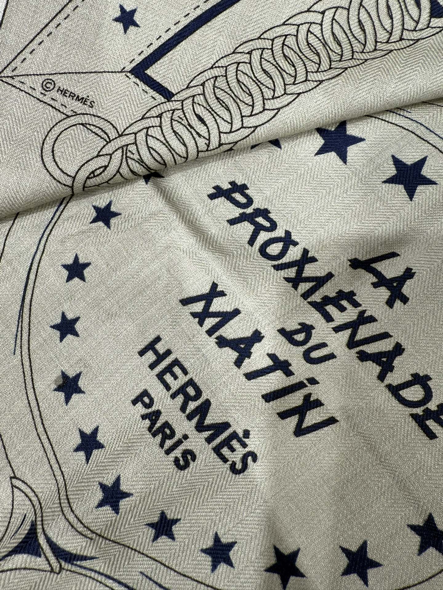 💟上新💞丝绒大披肩双面同色《清晨漫步》140*140尺寸，70%羊绒➕30%真丝
这条爱马仕羊绒丝巾是春