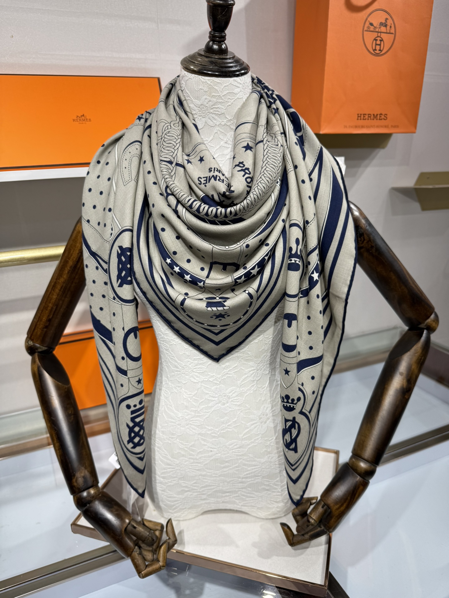 💟上新💞丝绒大披肩双面同色《清晨漫步》140*140尺寸，70%羊绒➕30%真丝
这条爱马仕羊绒丝巾是春