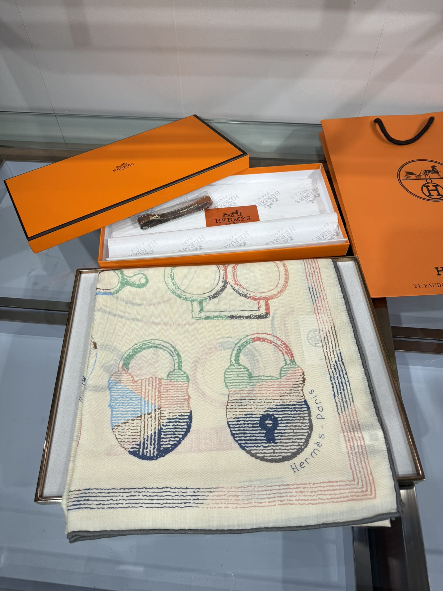 💟手工卷边山羊绒和真丝混纺披肩(70%山羊绒，30%桑蚕丝)。这款迷人的140披肩令您散发内在优雅和从容