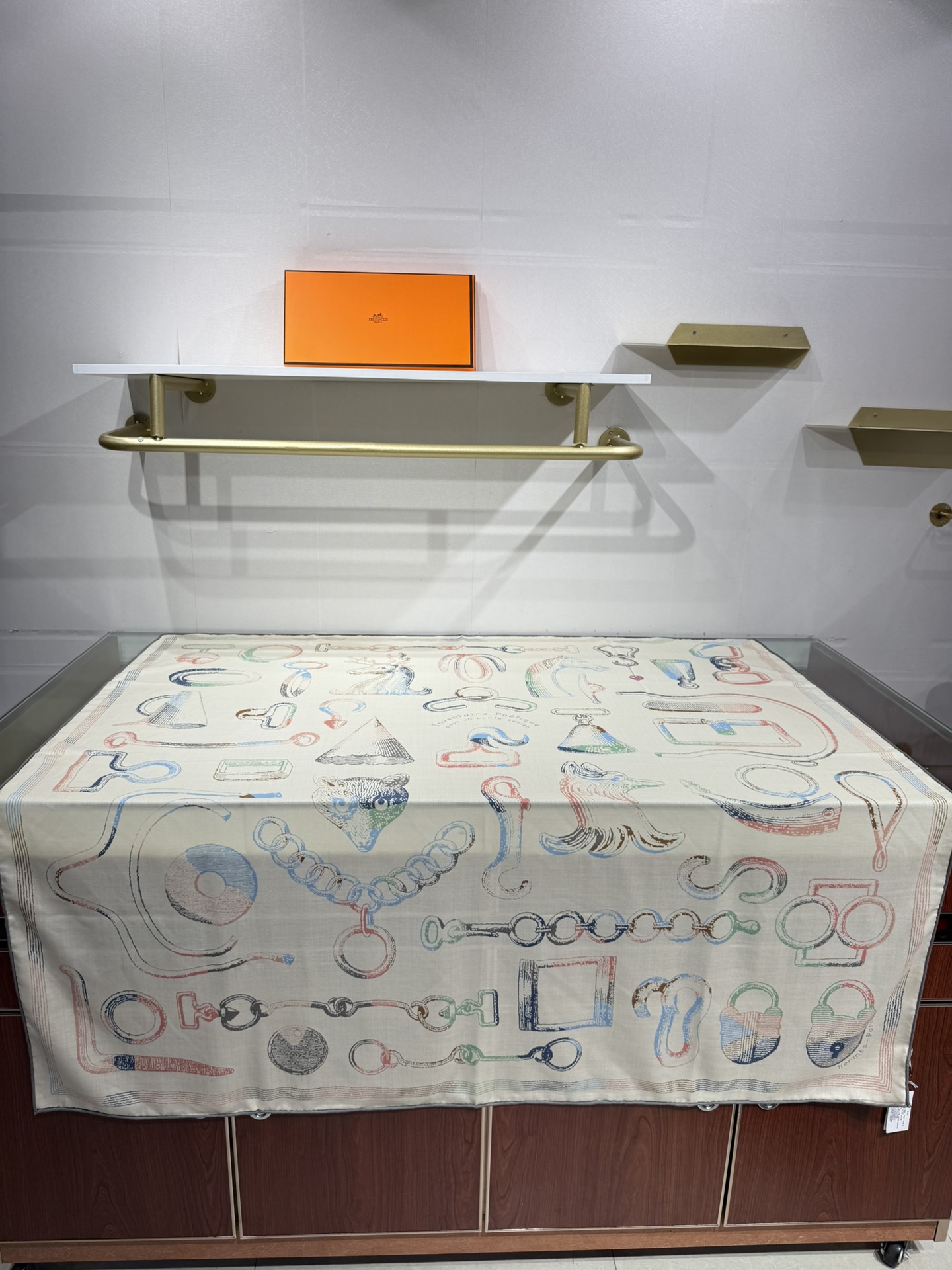 💟手工卷边山羊绒和真丝混纺披肩(70%山羊绒，30%桑蚕丝)。这款迷人的140披肩令您散发内在优雅和从容