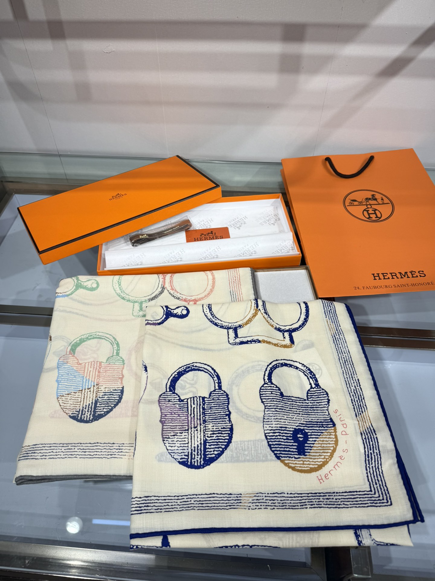 💟手工卷边山羊绒和真丝混纺披肩(70%山羊绒，30%桑蚕丝)。这款迷人的140披肩令您散发内在优雅和从容