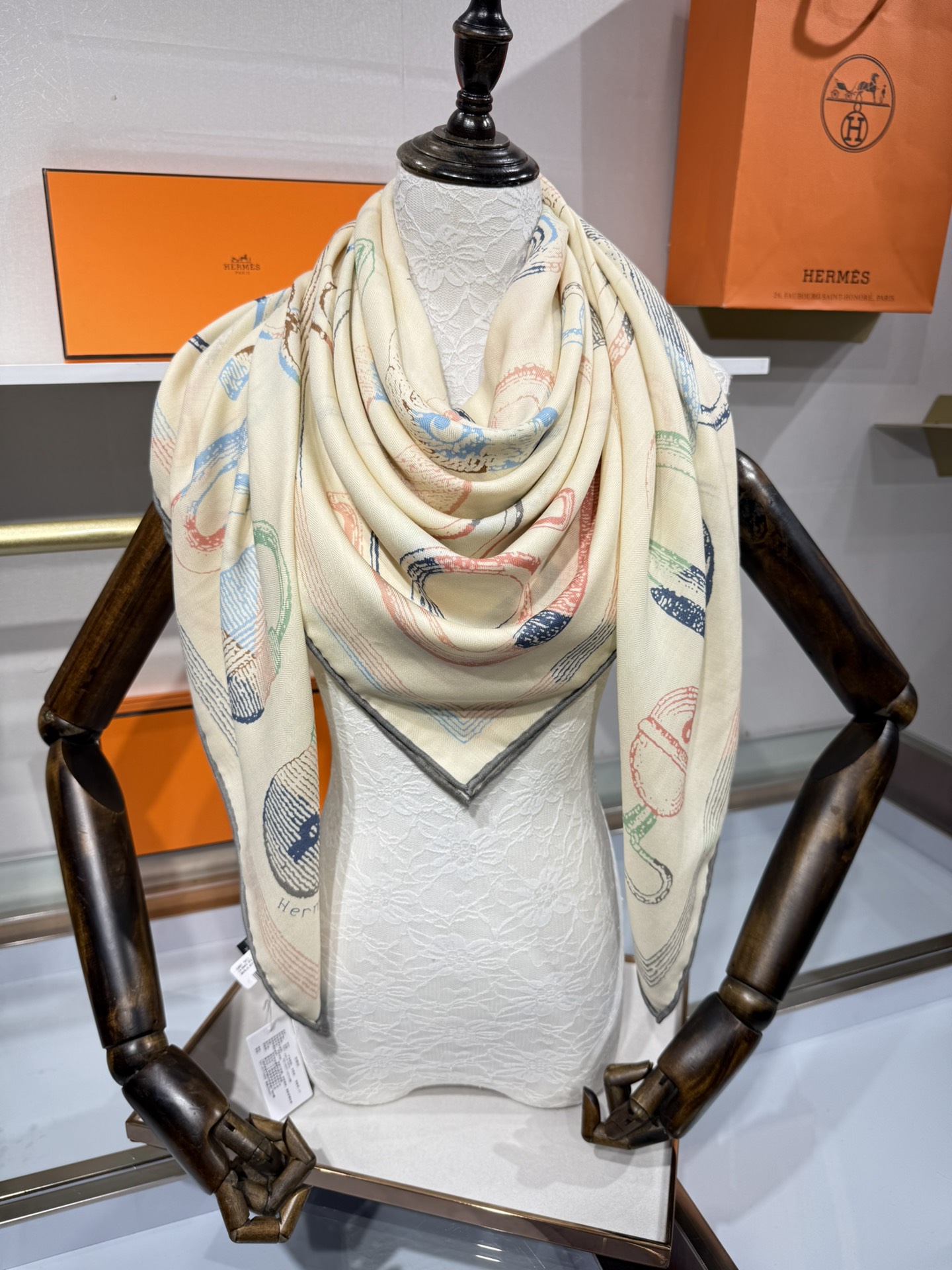 💟手工卷边山羊绒和真丝混纺披肩(70%山羊绒，30%桑蚕丝)。这款迷人的140披肩令您散发内在优雅和从容