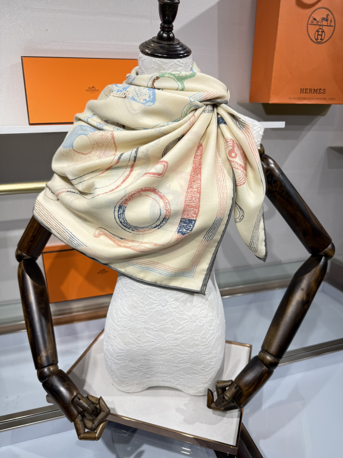 💟手工卷边山羊绒和真丝混纺披肩(70%山羊绒，30%桑蚕丝)。这款迷人的140披肩令您散发内在优雅和从容