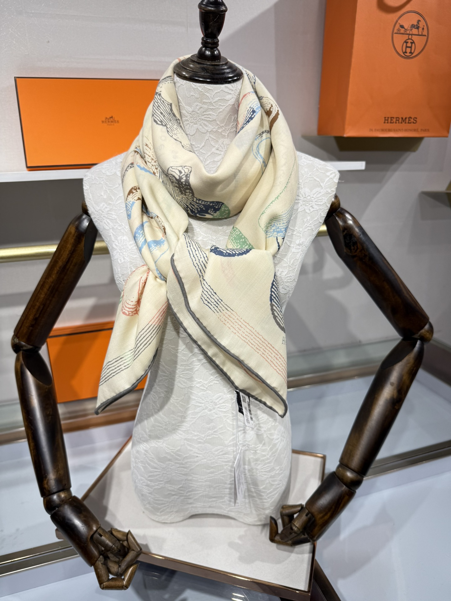 💟手工卷边山羊绒和真丝混纺披肩(70%山羊绒，30%桑蚕丝)。这款迷人的140披肩令您散发内在优雅和从容