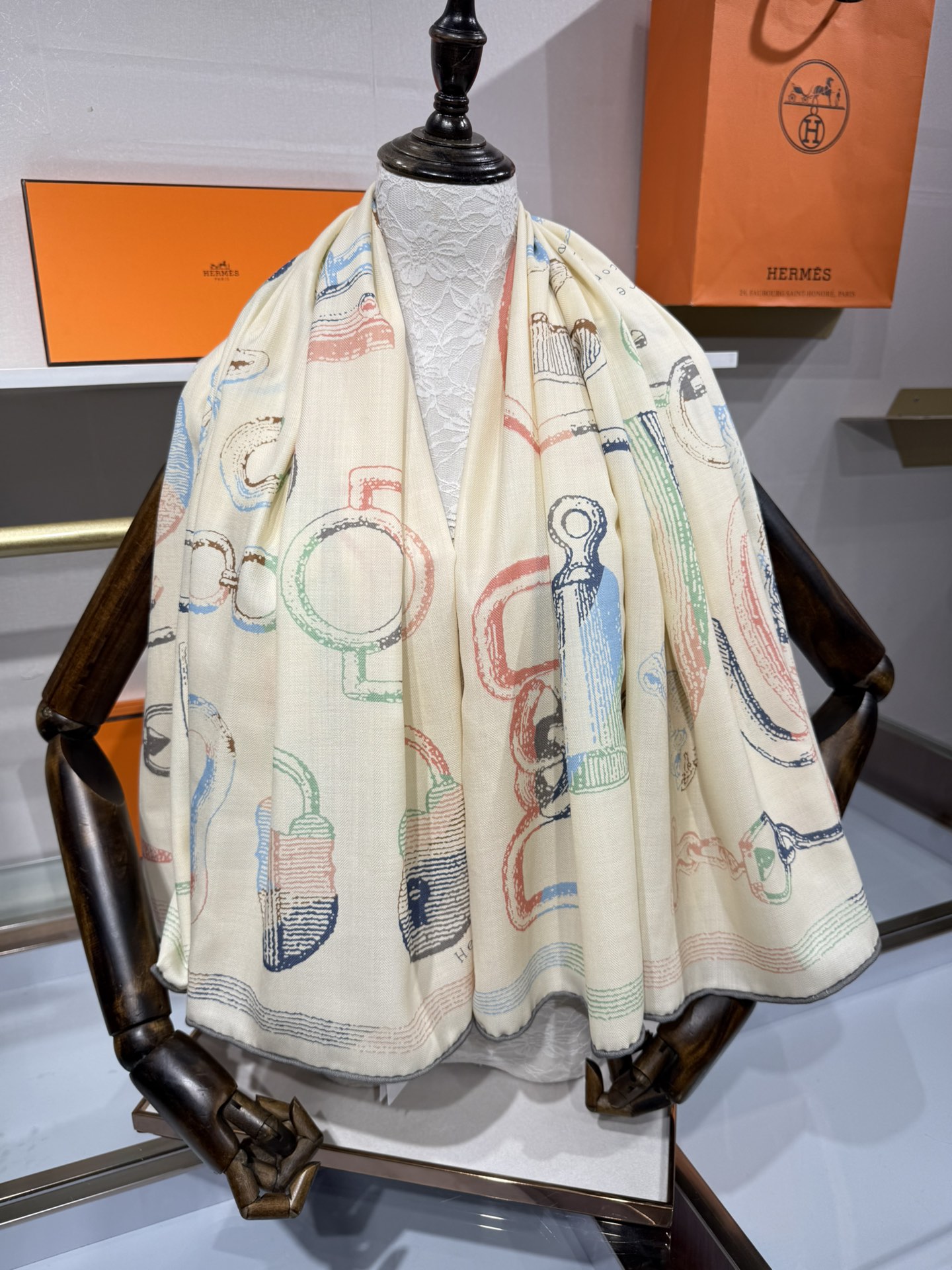 💟手工卷边山羊绒和真丝混纺披肩(70%山羊绒，30%桑蚕丝)。这款迷人的140披肩令您散发内在优雅和从容