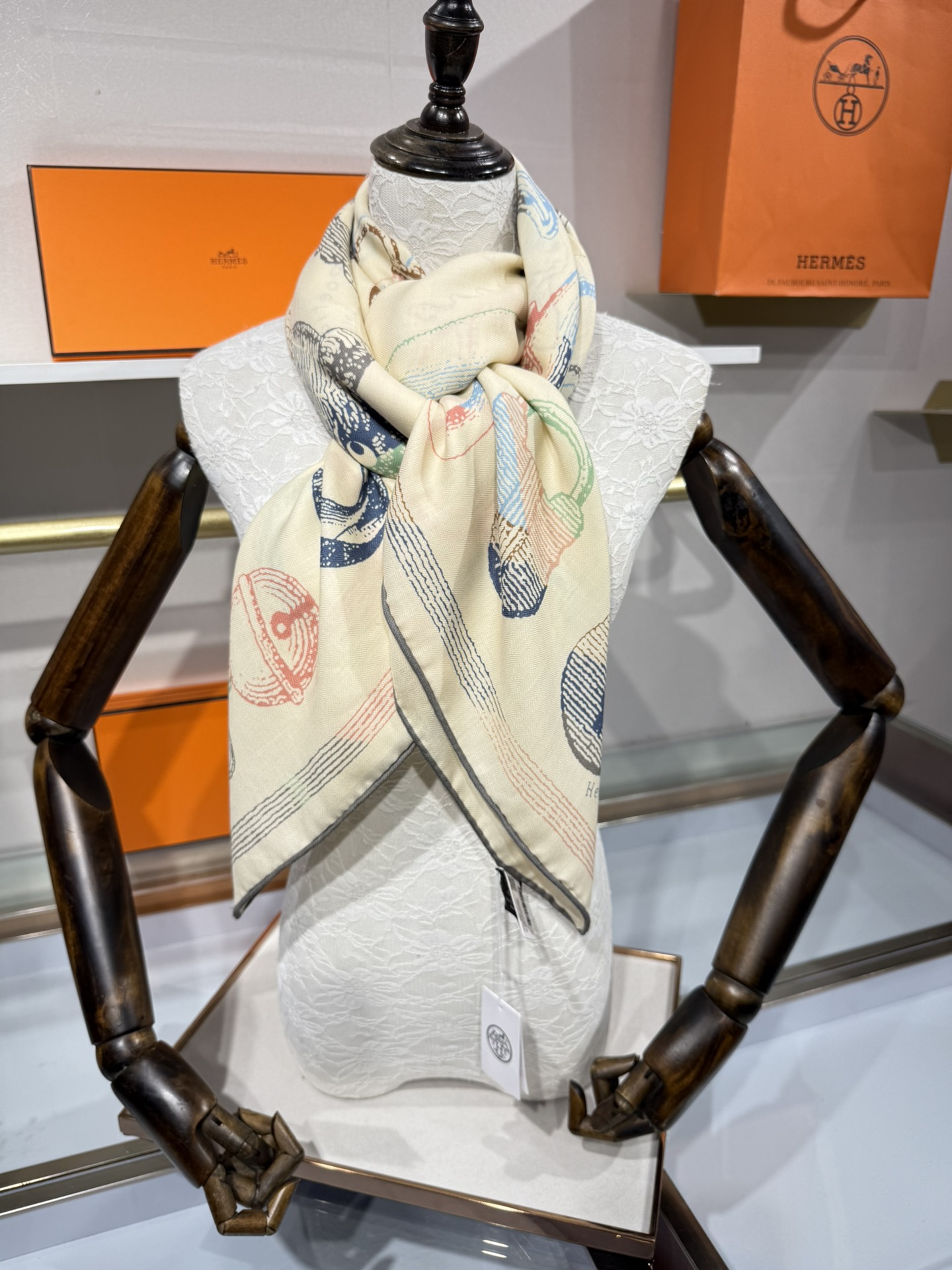 💟手工卷边山羊绒和真丝混纺披肩(70%山羊绒，30%桑蚕丝)。这款迷人的140披肩令您散发内在优雅和从容