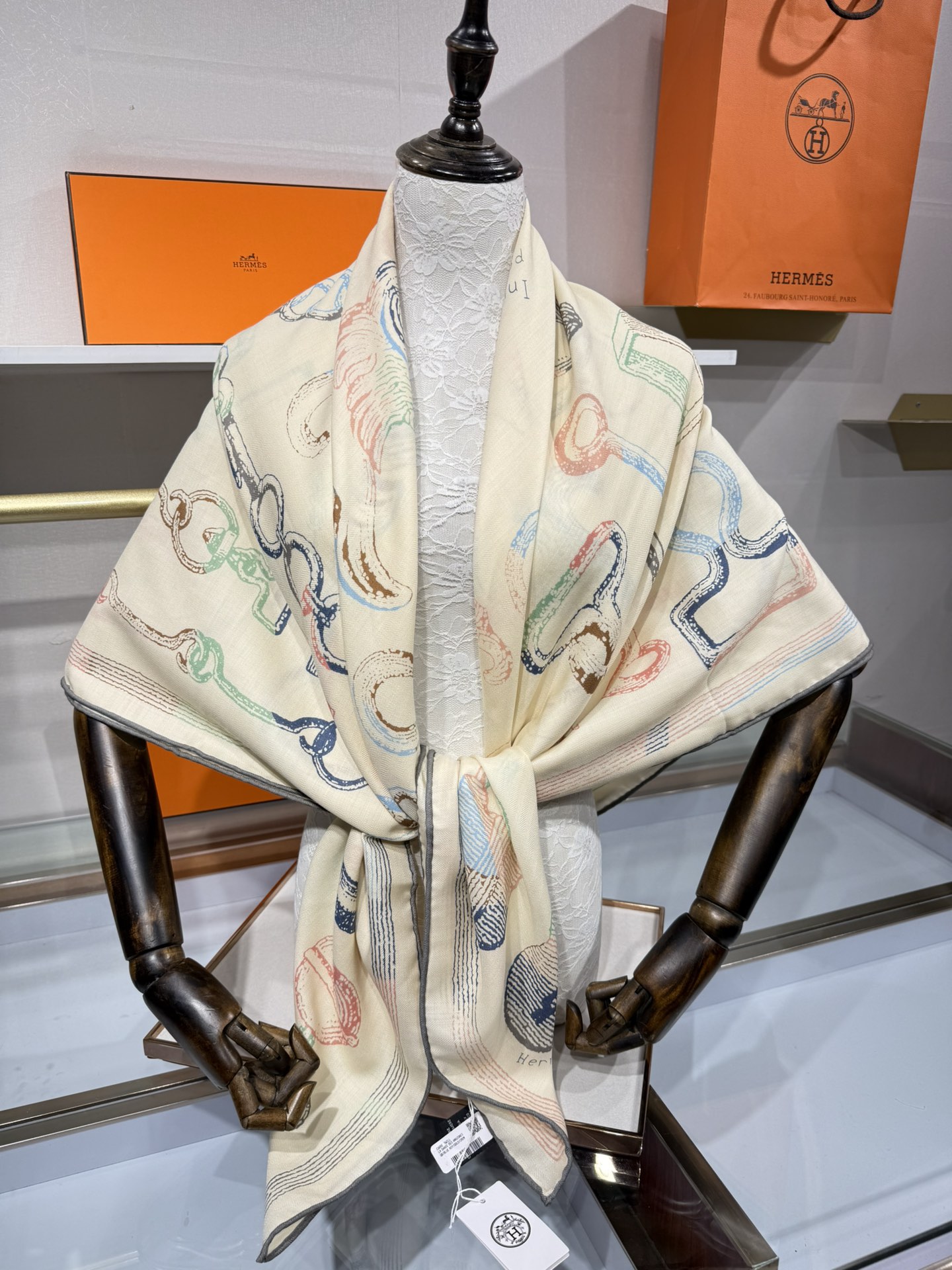 💟手工卷边山羊绒和真丝混纺披肩(70%山羊绒，30%桑蚕丝)。这款迷人的140披肩令您散发内在优雅和从容