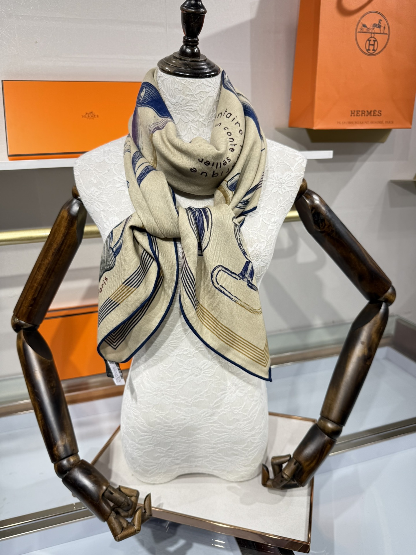 💟手工卷边山羊绒和真丝混纺披肩(70%山羊绒,30%桑蚕丝)。这款迷人的140披肩令您散发内在优雅和从容