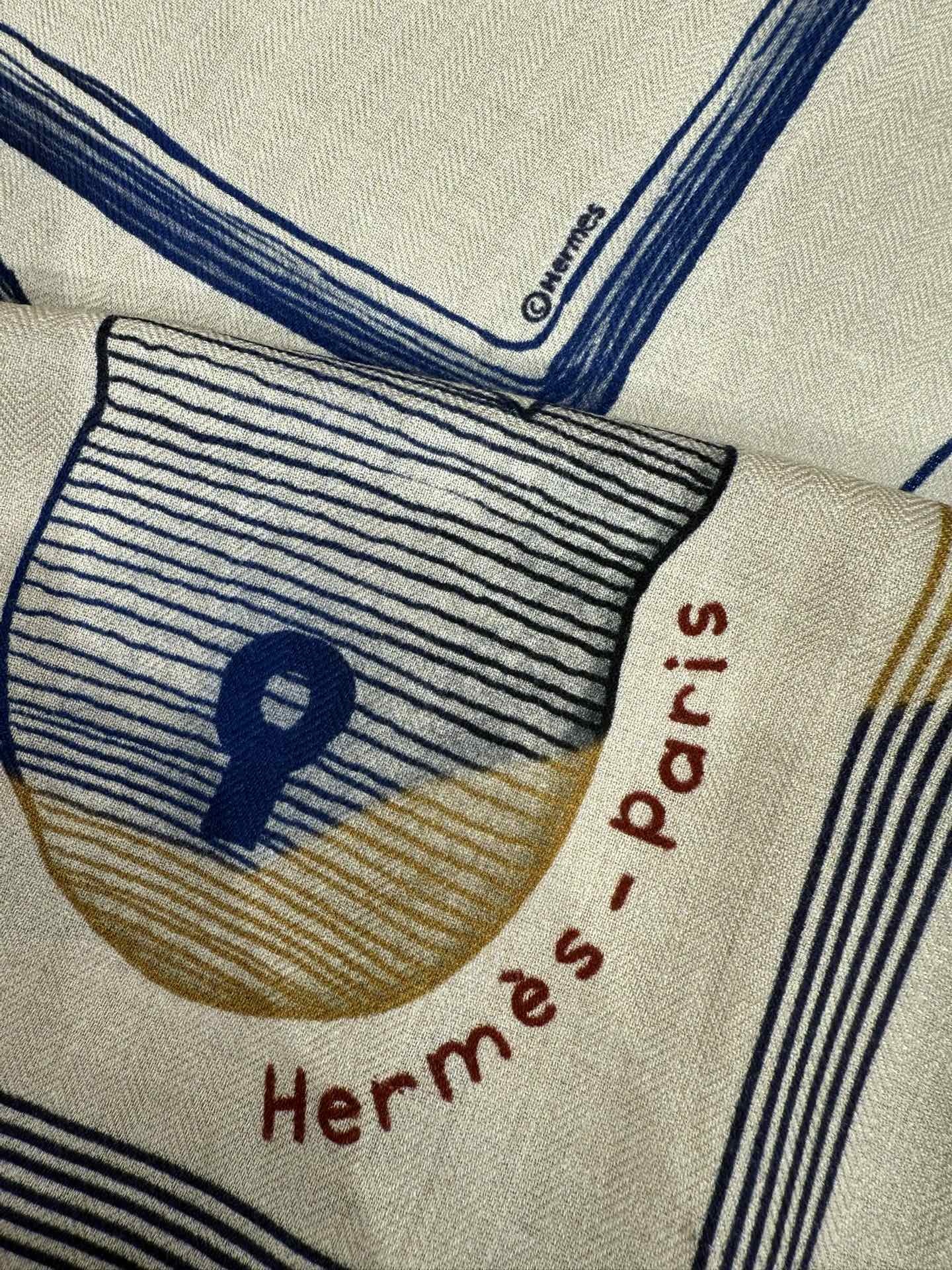 💟手工卷边山羊绒和真丝混纺披肩(70%山羊绒,30%桑蚕丝)。这款迷人的140披肩令您散发内在优雅和从容