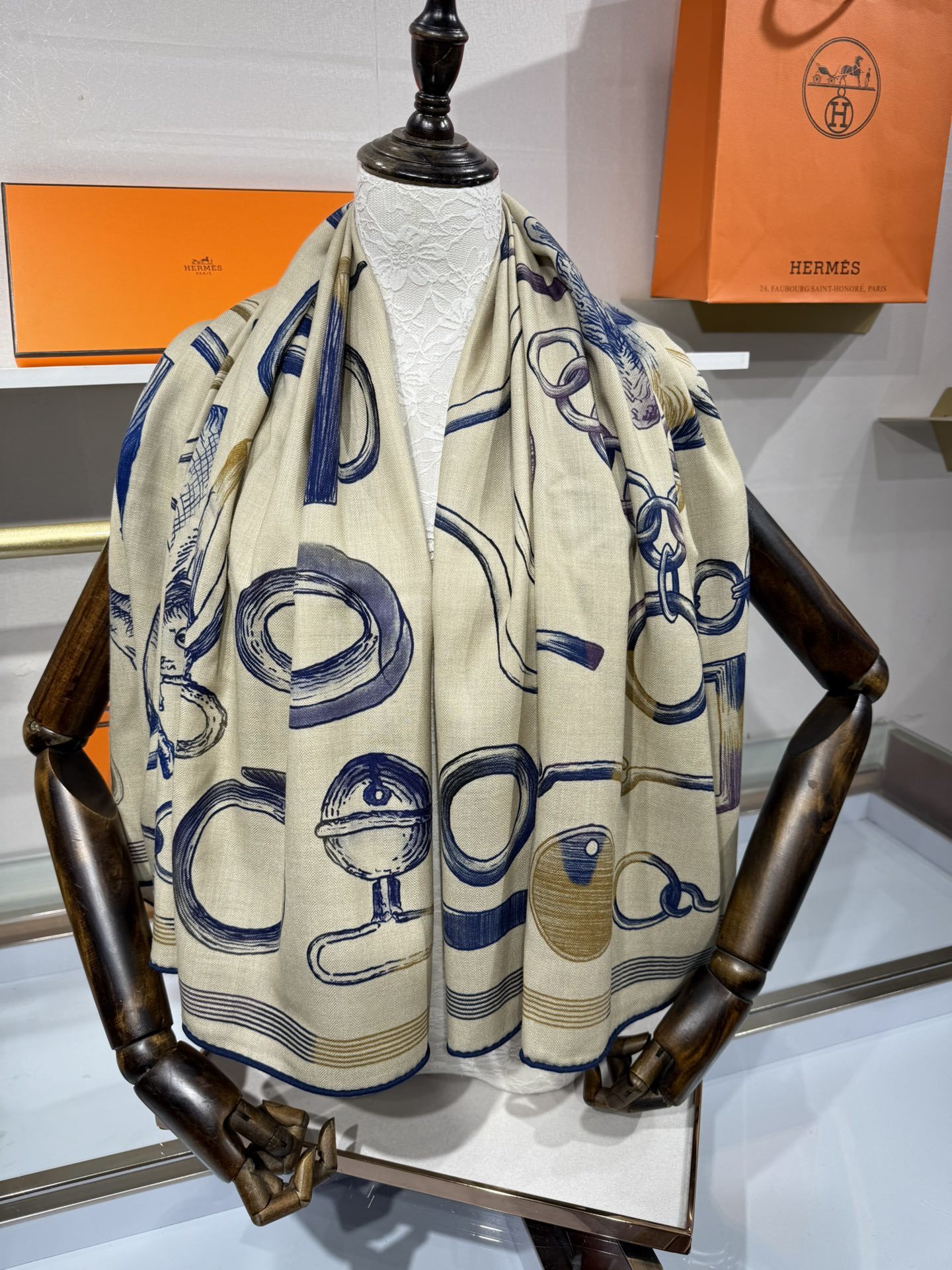 💟手工卷边山羊绒和真丝混纺披肩(70%山羊绒,30%桑蚕丝)。这款迷人的140披肩令您散发内在优雅和从容