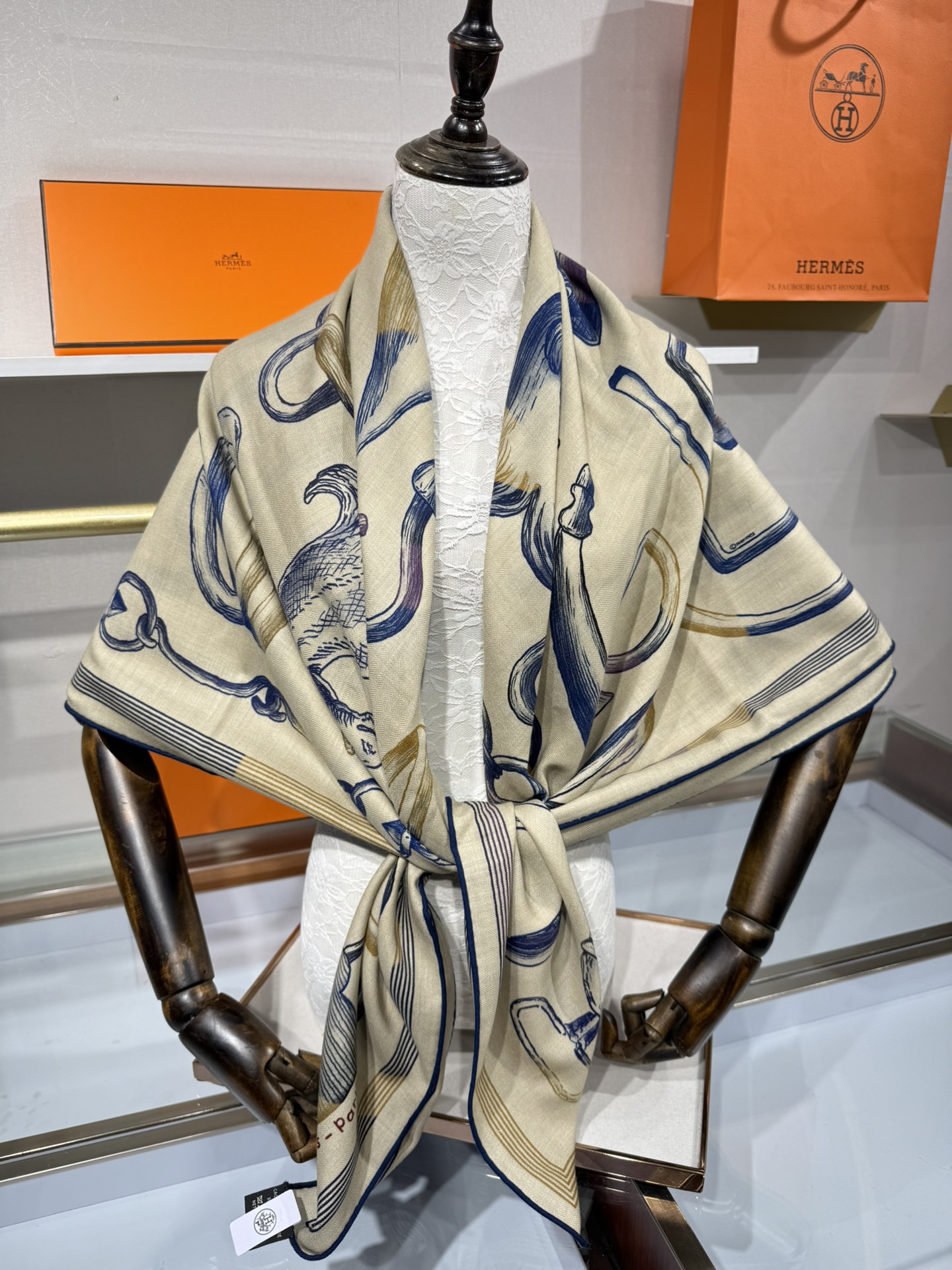 💟手工卷边山羊绒和真丝混纺披肩(70%山羊绒,30%桑蚕丝)。这款迷人的140披肩令您散发内在优雅和从容