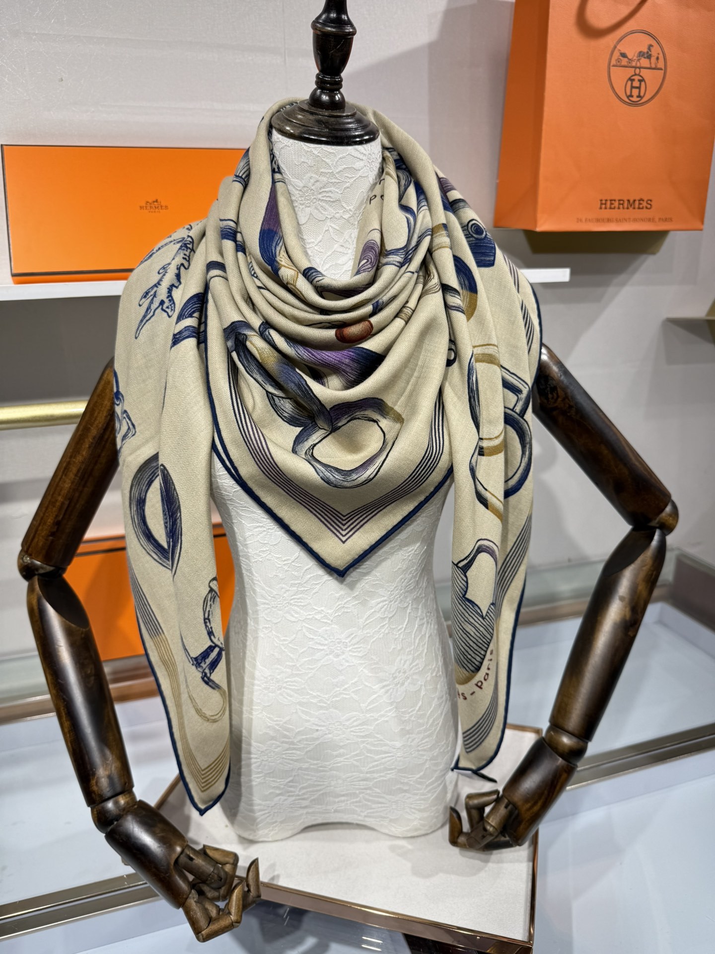 💟手工卷边山羊绒和真丝混纺披肩(70%山羊绒,30%桑蚕丝)。这款迷人的140披肩令您散发内在优雅和从容