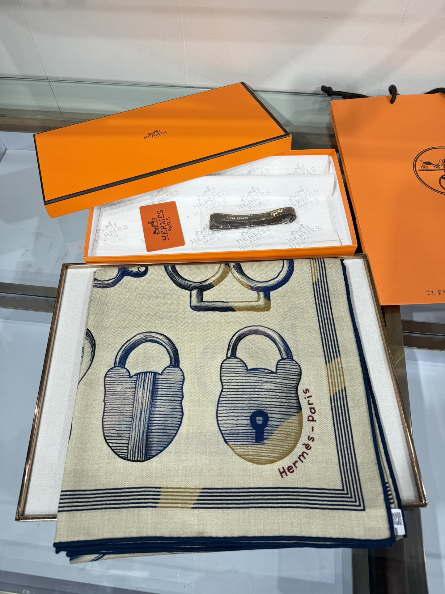 💟手工卷边山羊绒和真丝混纺披肩(70%山羊绒,30%桑蚕丝)。这款迷人的140披肩令您散发内在优雅和从容