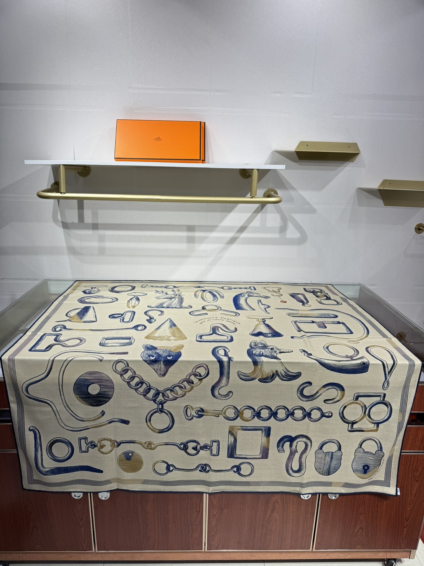 💟手工卷边山羊绒和真丝混纺披肩(70%山羊绒,30%桑蚕丝)。这款迷人的140披肩令您散发内在优雅和从容