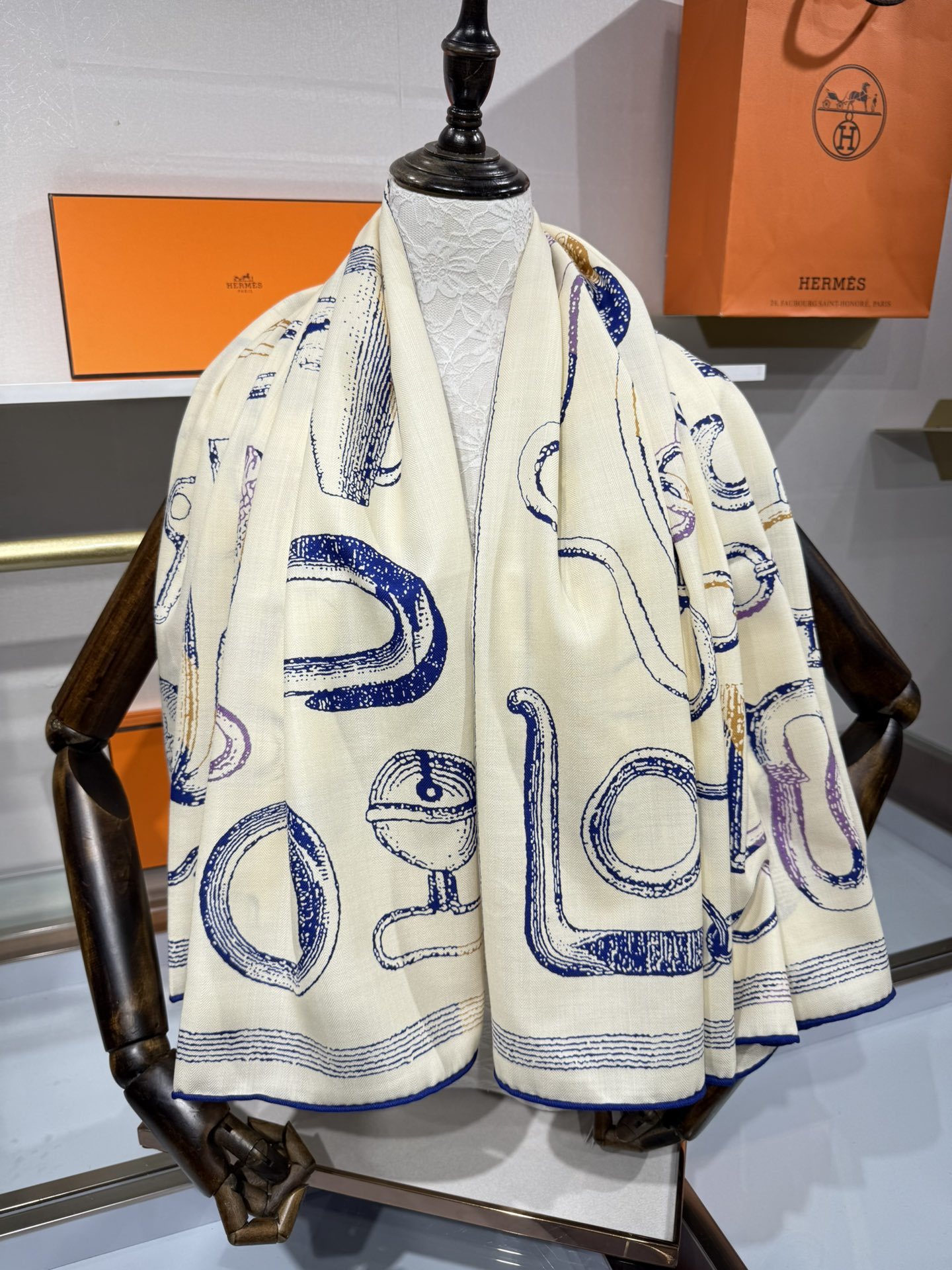 💟手工卷边山羊绒和真丝混纺披肩(70%山羊绒,30%桑蚕丝)。这款迷人的140披肩令您散发内在优雅和从容