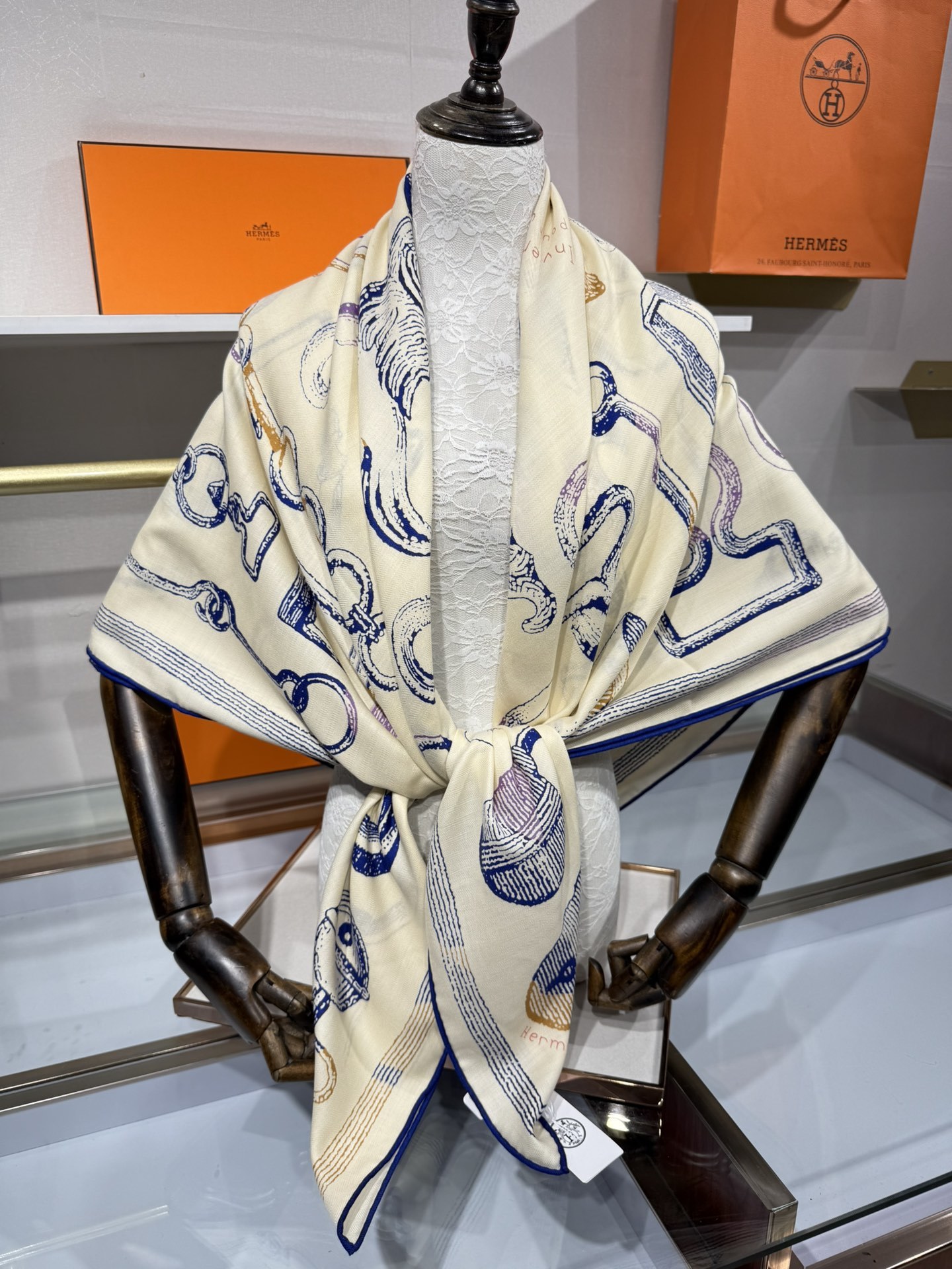 💟手工卷边山羊绒和真丝混纺披肩(70%山羊绒,30%桑蚕丝)。这款迷人的140披肩令您散发内在优雅和从容