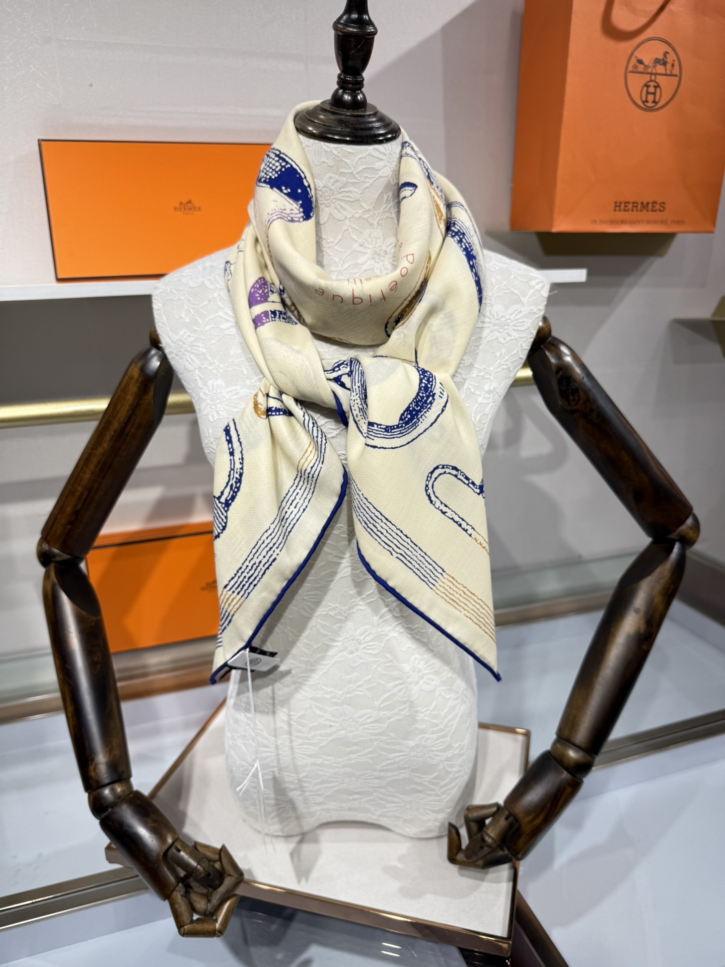 💟手工卷边山羊绒和真丝混纺披肩(70%山羊绒,30%桑蚕丝)。这款迷人的140披肩令您散发内在优雅和从容