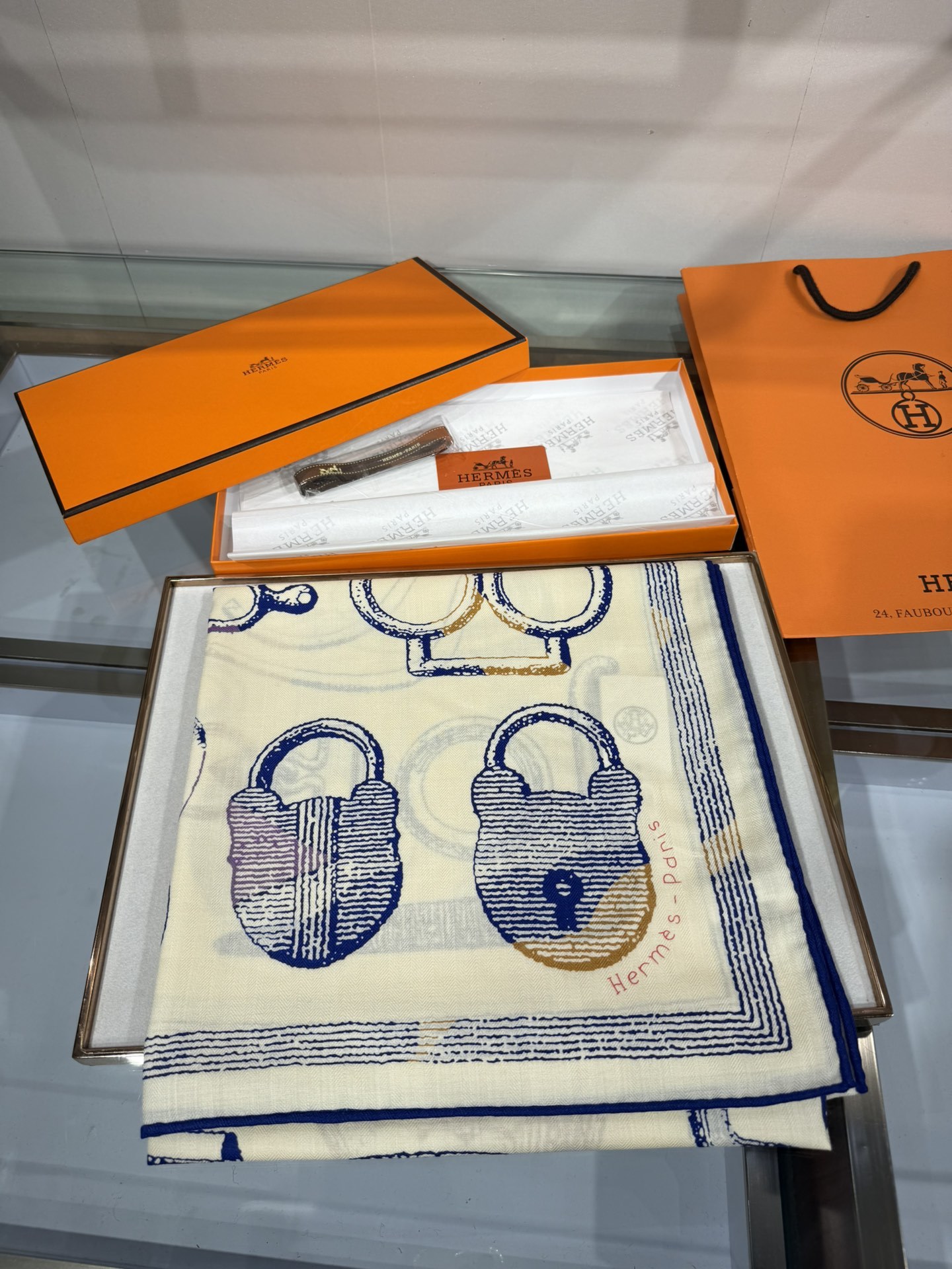 💟手工卷边山羊绒和真丝混纺披肩(70%山羊绒,30%桑蚕丝)。这款迷人的140披肩令您散发内在优雅和从容