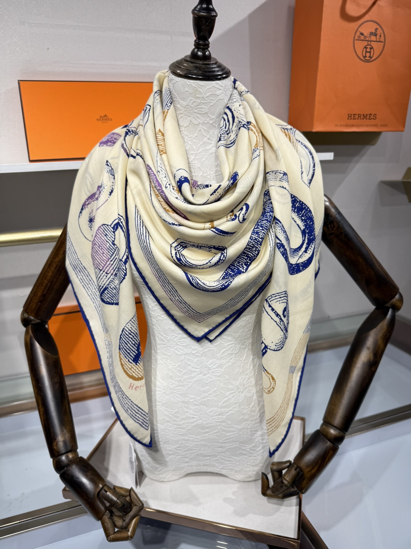 💟手工卷边山羊绒和真丝混纺披肩(70%山羊绒,30%桑蚕丝)。这款迷人的140披肩令您散发内在优雅和从容