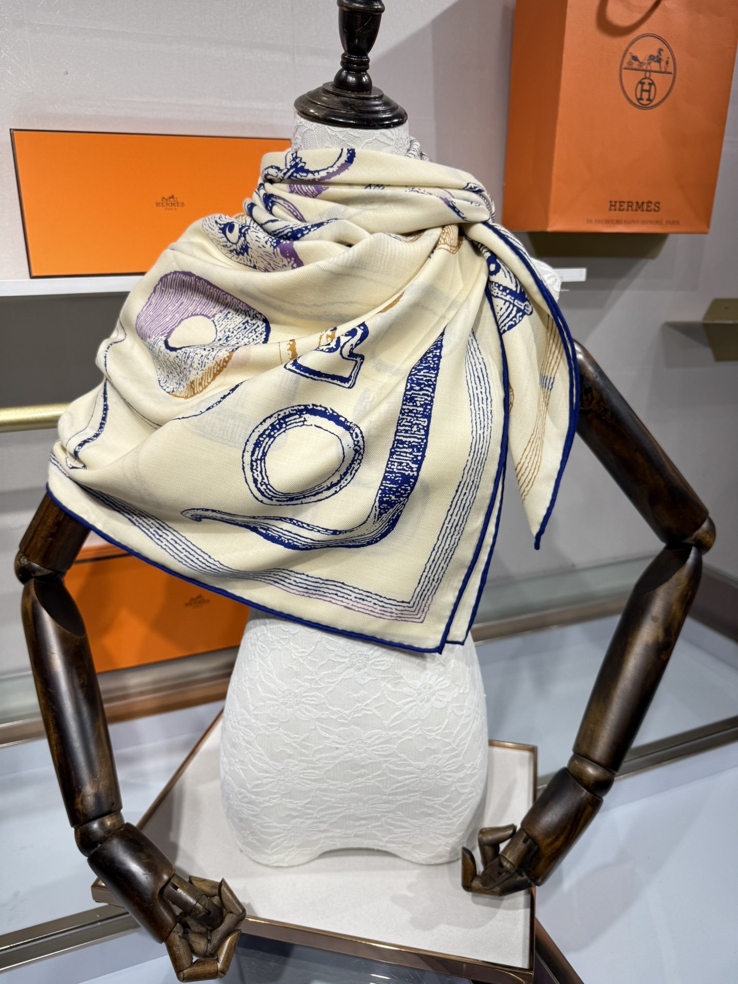 💟手工卷边山羊绒和真丝混纺披肩(70%山羊绒,30%桑蚕丝)。这款迷人的140披肩令您散发内在优雅和从容