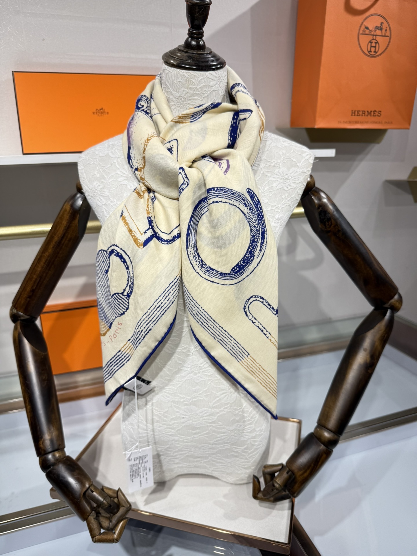 💟手工卷边山羊绒和真丝混纺披肩(70%山羊绒,30%桑蚕丝)。这款迷人的140披肩令您散发内在优雅和从容