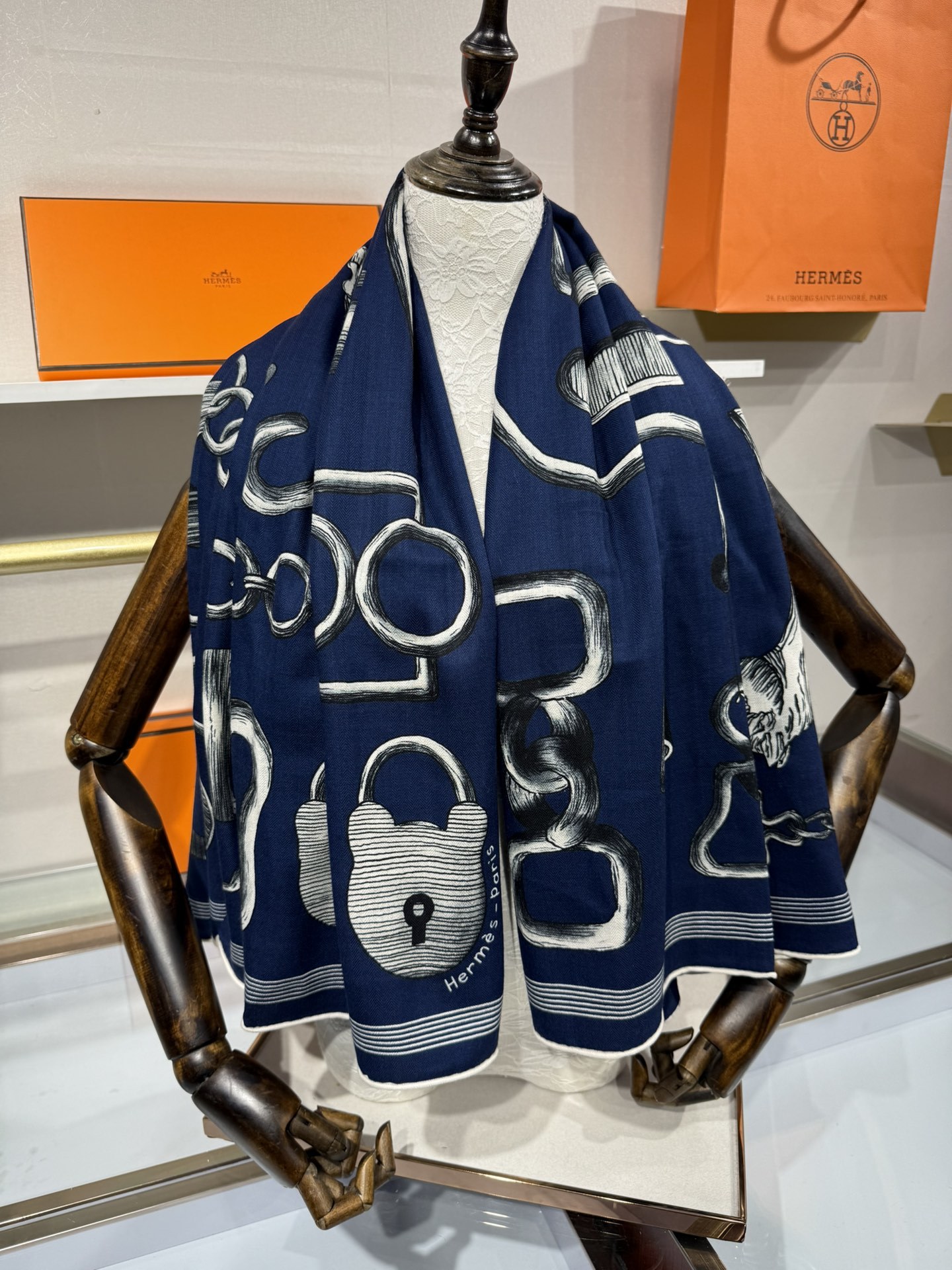 💟手工卷边山羊绒和真丝混纺披肩(70%山羊绒,30%桑蚕丝)。这款迷人的140披肩令您散发内在优雅和从容