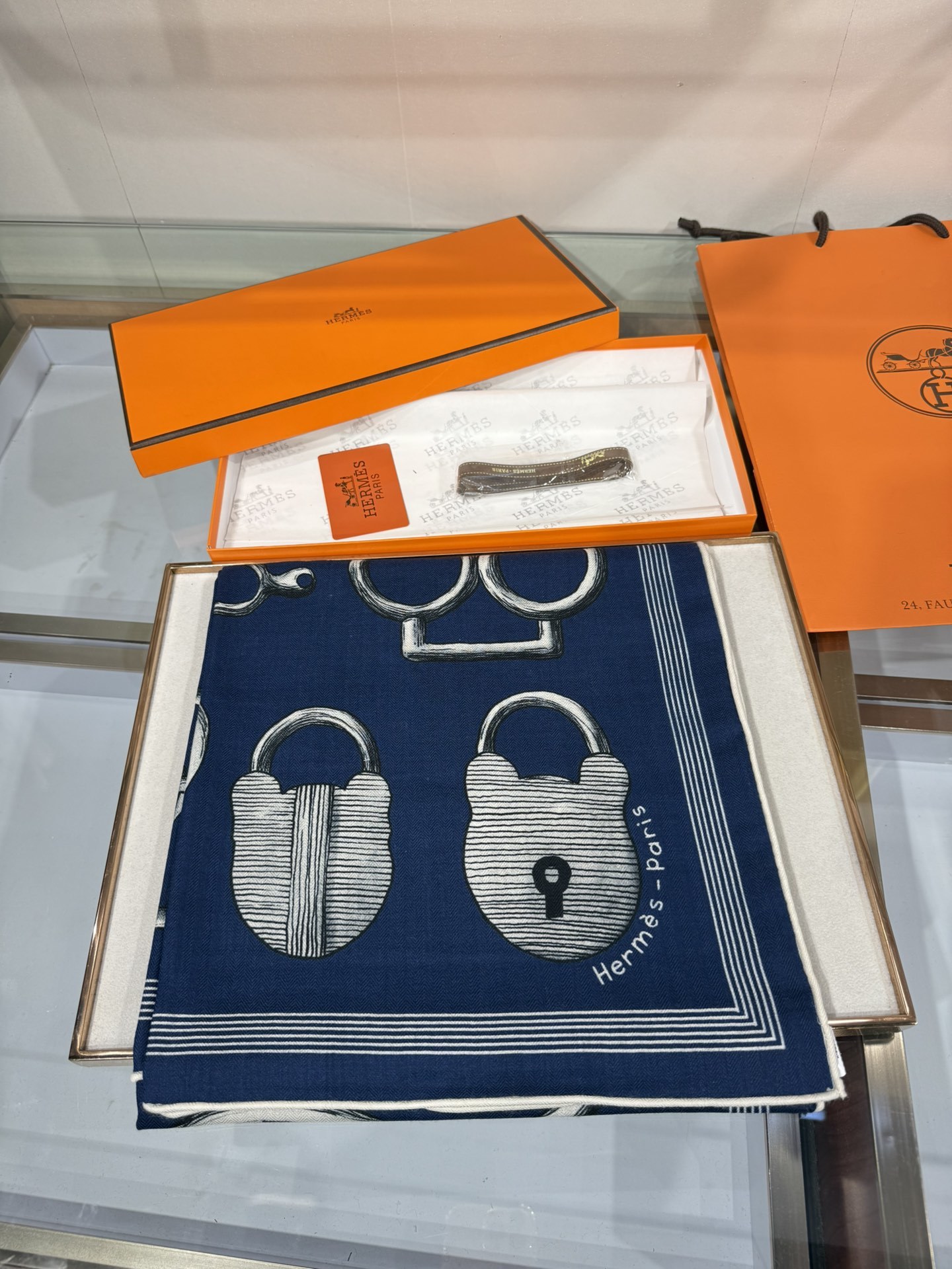 💟手工卷边山羊绒和真丝混纺披肩(70%山羊绒,30%桑蚕丝)。这款迷人的140披肩令您散发内在优雅和从容